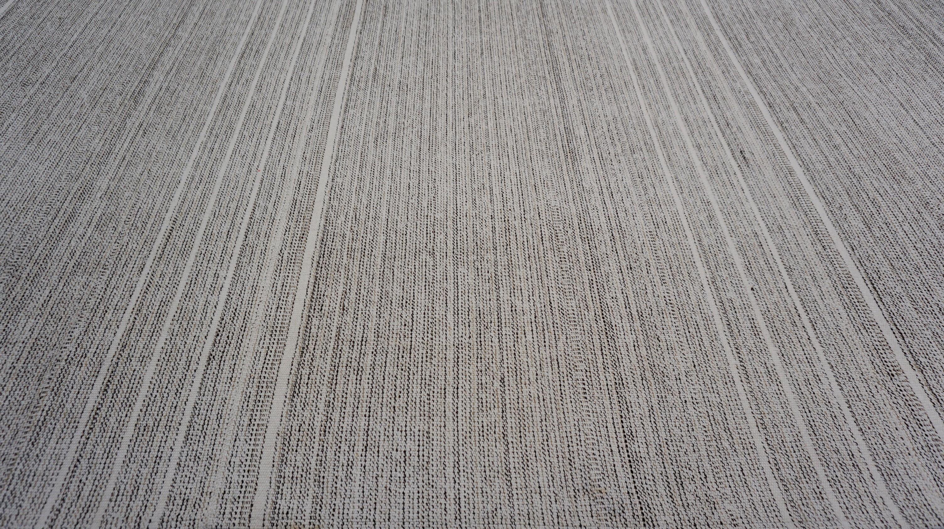 Minimalistischer gestreifter Flachgewebe-Wollteppich 10'4''x14' (Moderne) im Angebot