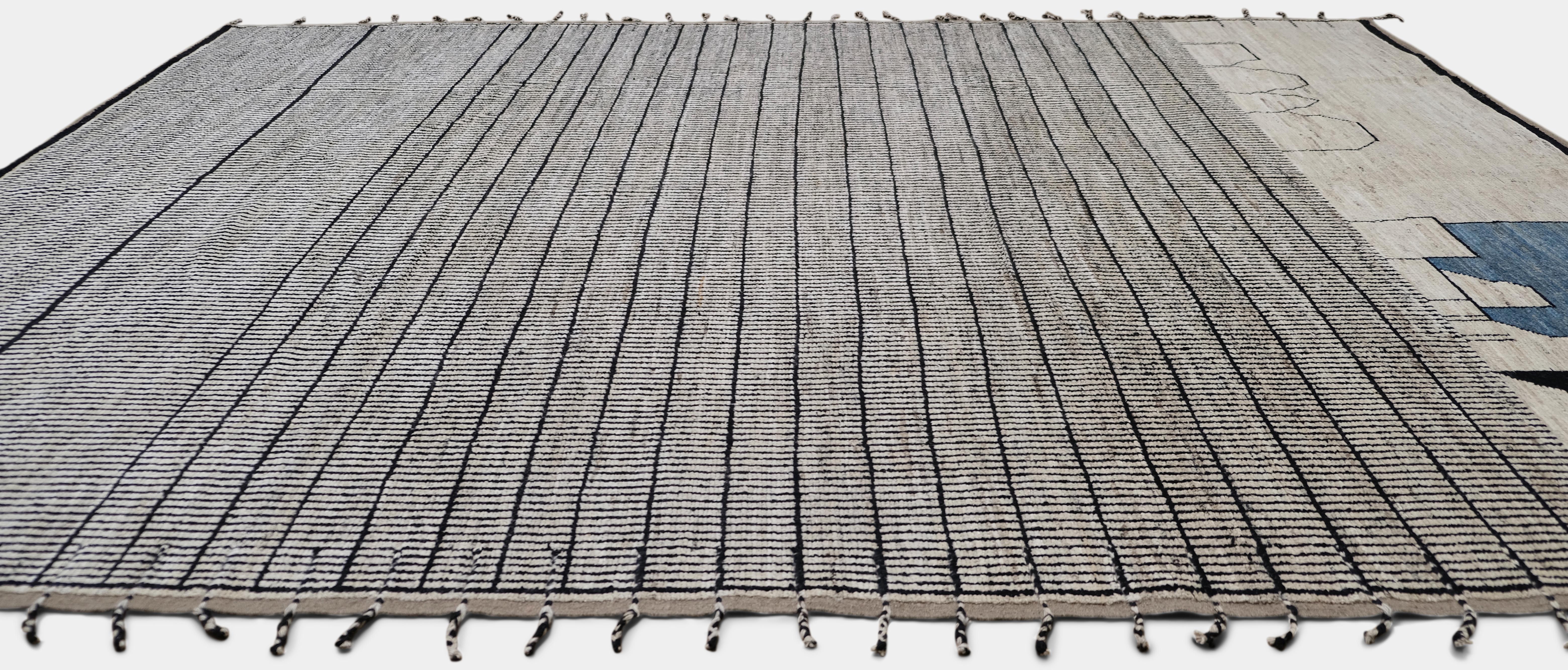 Minimalist striped Pattern with unqiue border pattern details 9'10''x11'8'' In New Condition For Sale In Torrance, CA