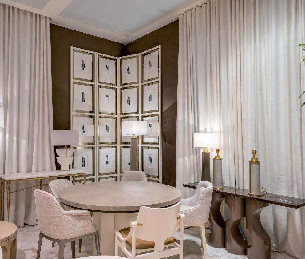 Dieser moderne Esszimmerstuhl verbindet minimalistische Linien mit luxuriösem Komfort. Die Sitzfläche aus Plüschsamt, die sich wie eine sanfte Umarmung anschmiegt, wirkt in Verbindung mit der passenden Lackfarbe wie ein skulpturales Stück. Die
