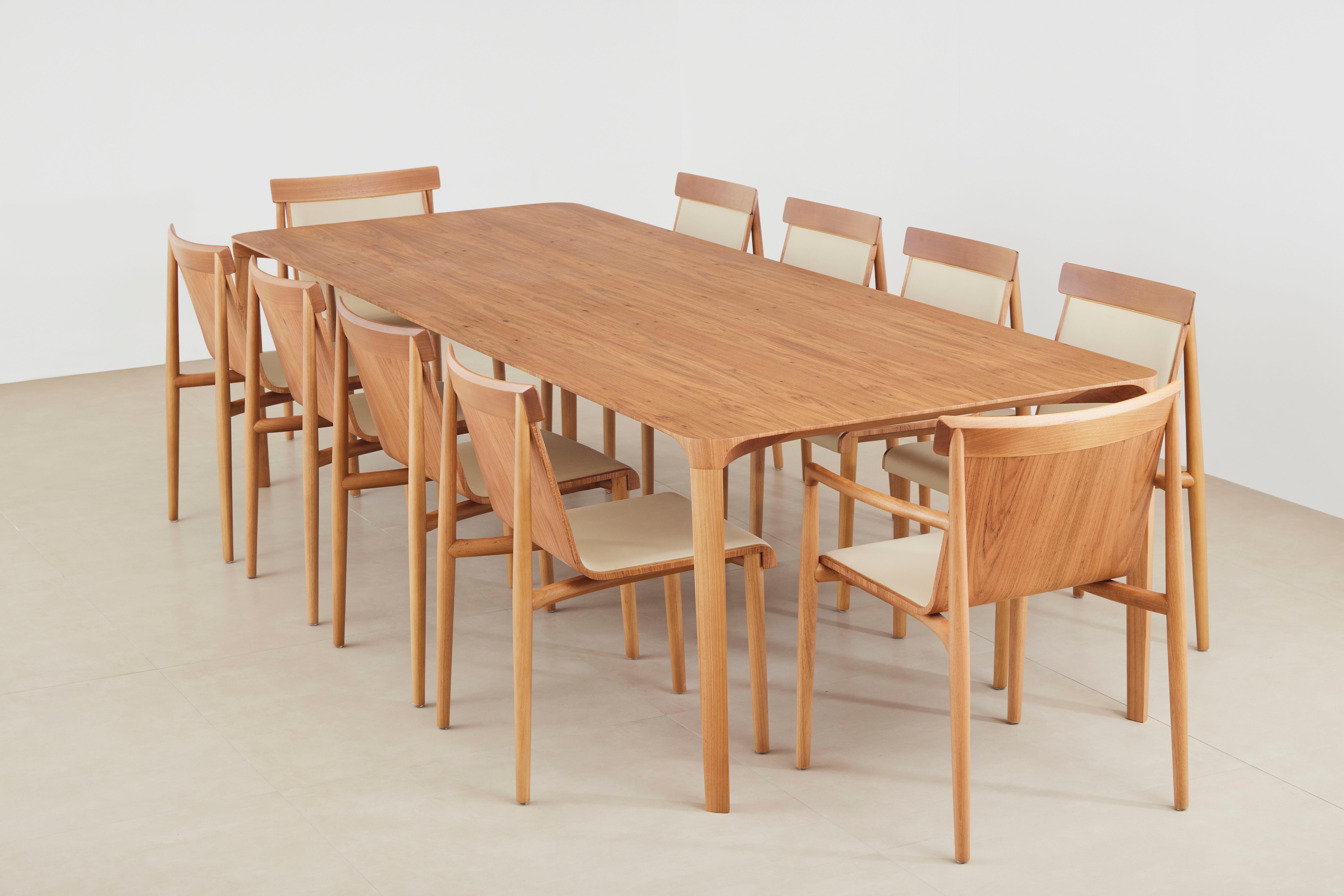Brésilien Table de salle à manger de style minimaliste, en bois massif naturel renforcé d'acier en vente