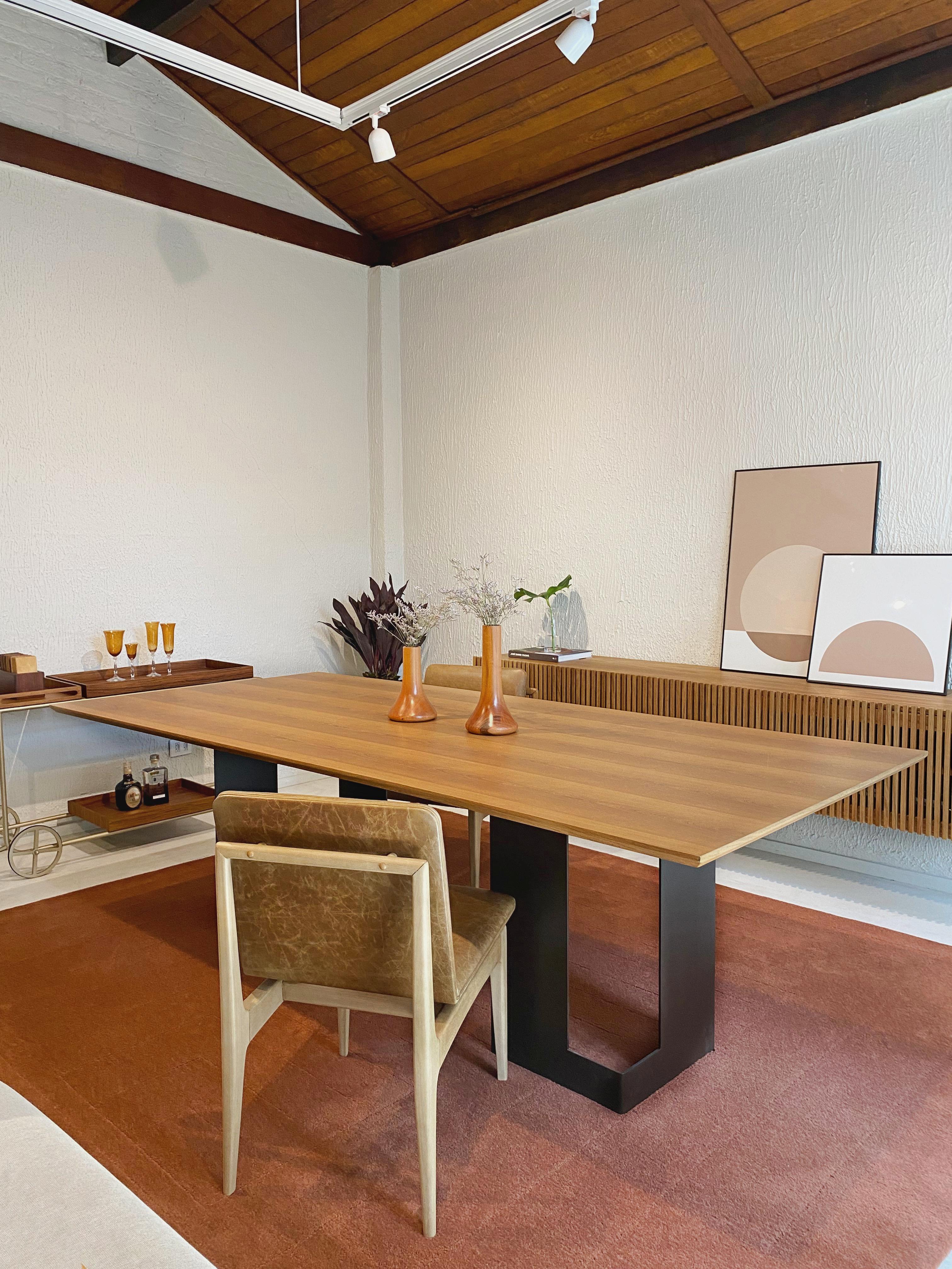 Moderne Table de salle à manger Planos de style minimaliste en bois massif et acier peint en vente