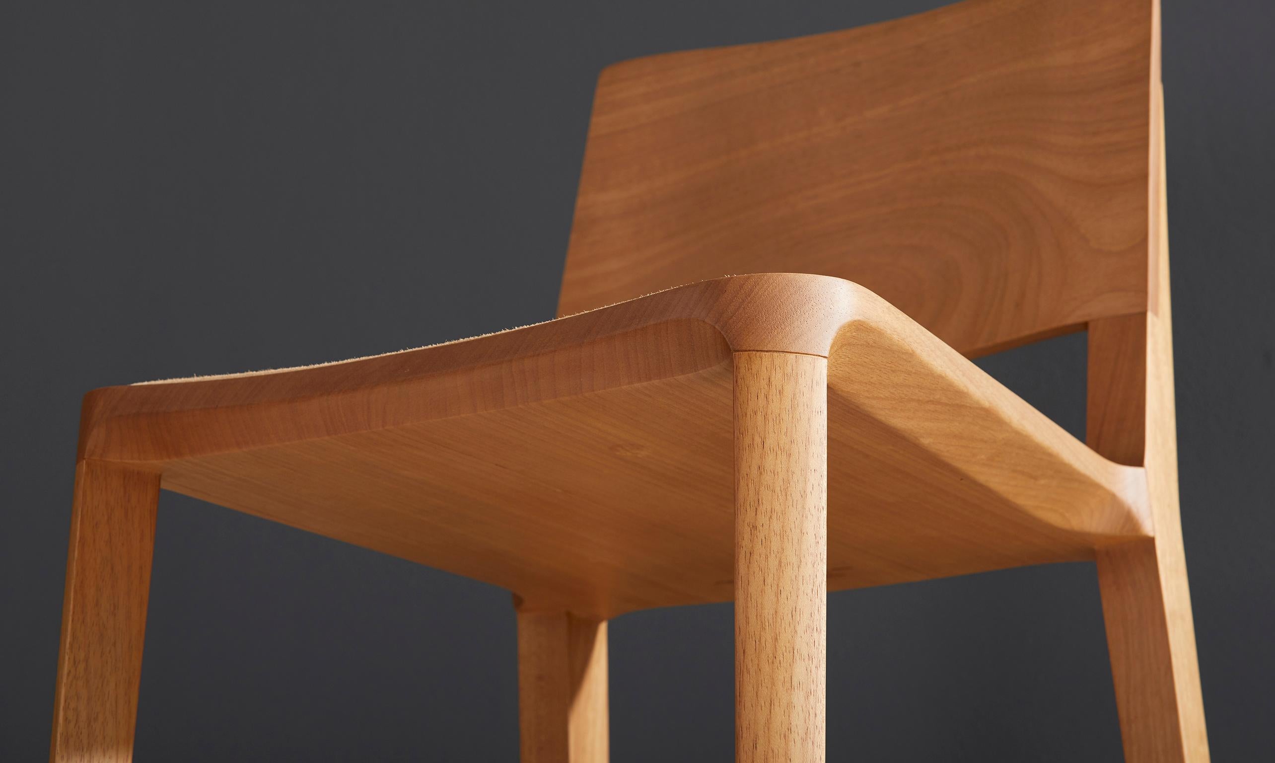 Minimalistischer Hocker aus natürlichem Massivholz, Sitzmöbel aus Leder im Angebot 3