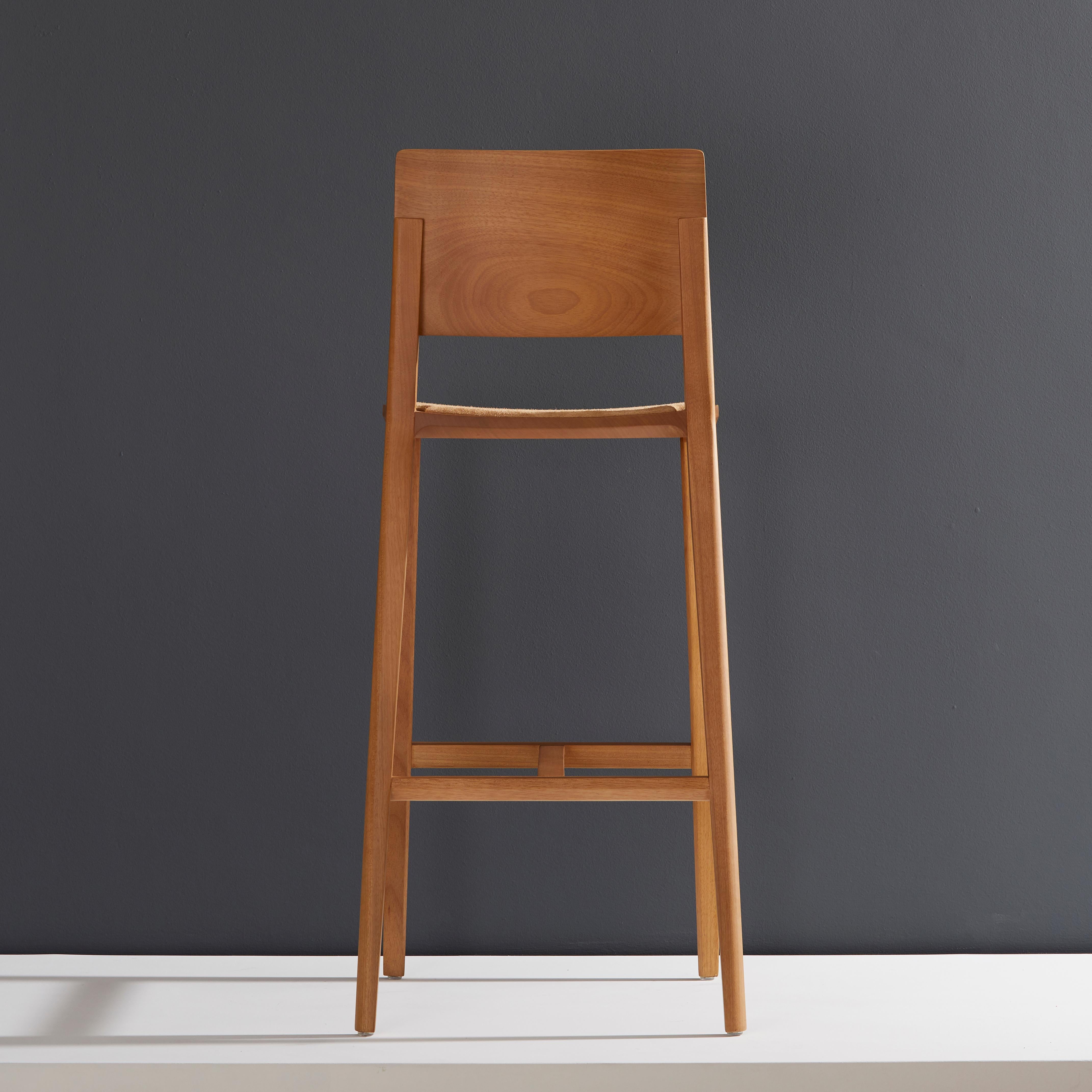 Minimalistischer Hocker aus natürlichem Massivholz, Sitzmöbel aus Leder (Moderne) im Angebot