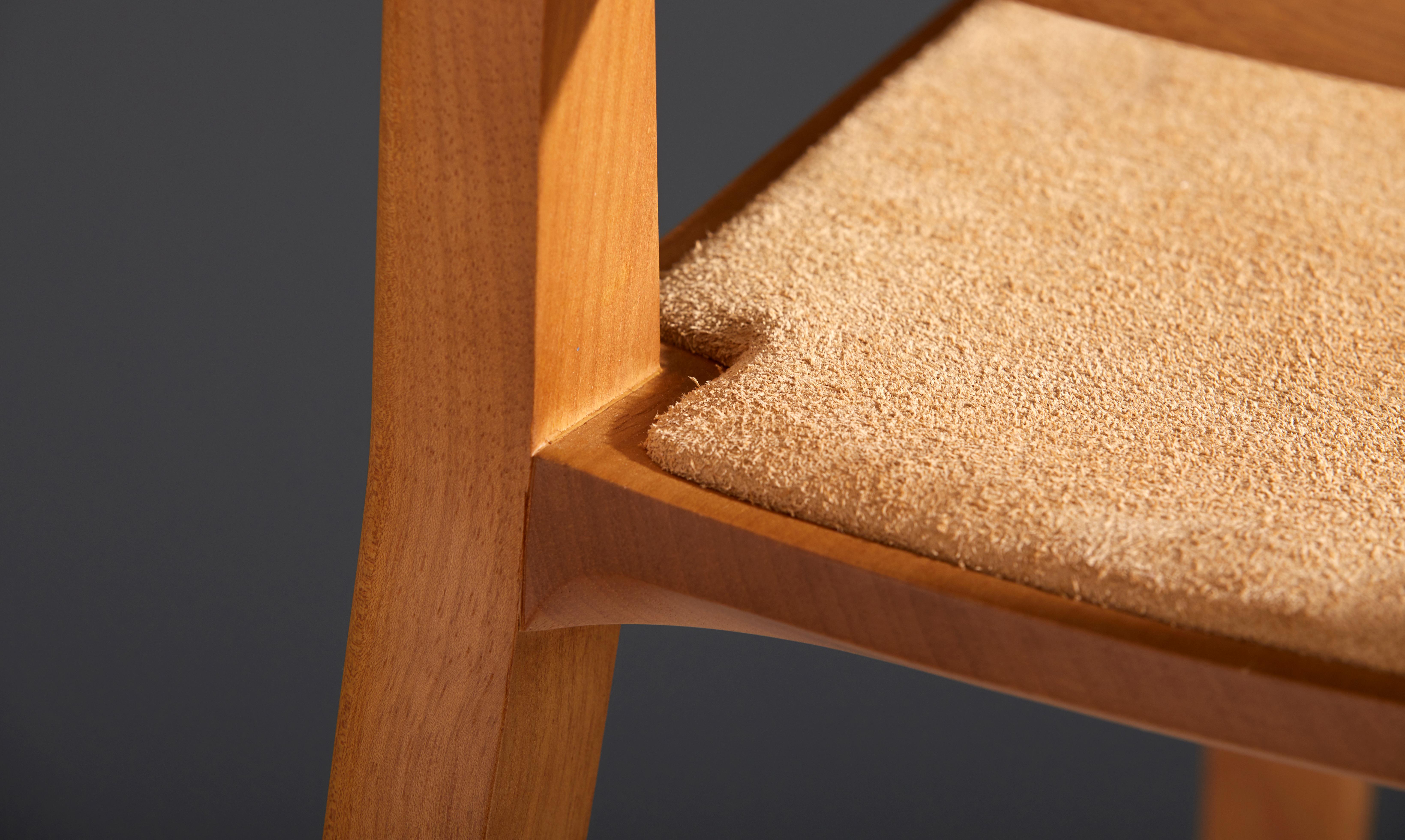 Minimalistischer Hocker aus natürlichem Massivholz, Sitzmöbel aus Leder (21. Jahrhundert und zeitgenössisch) im Angebot