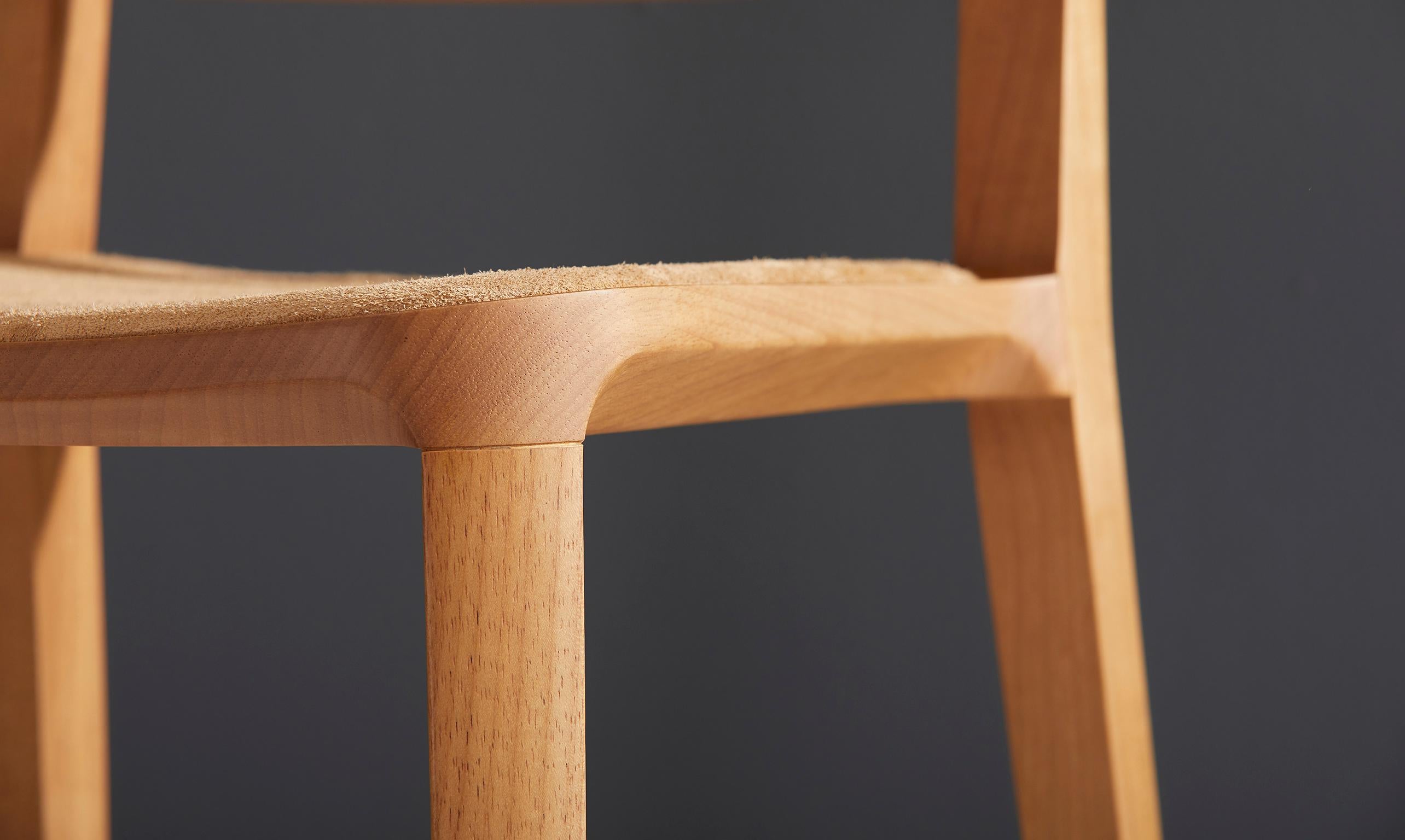 Minimalistischer Hocker aus natürlichem Massivholz, Sitzmöbel aus Leder (Textil) im Angebot