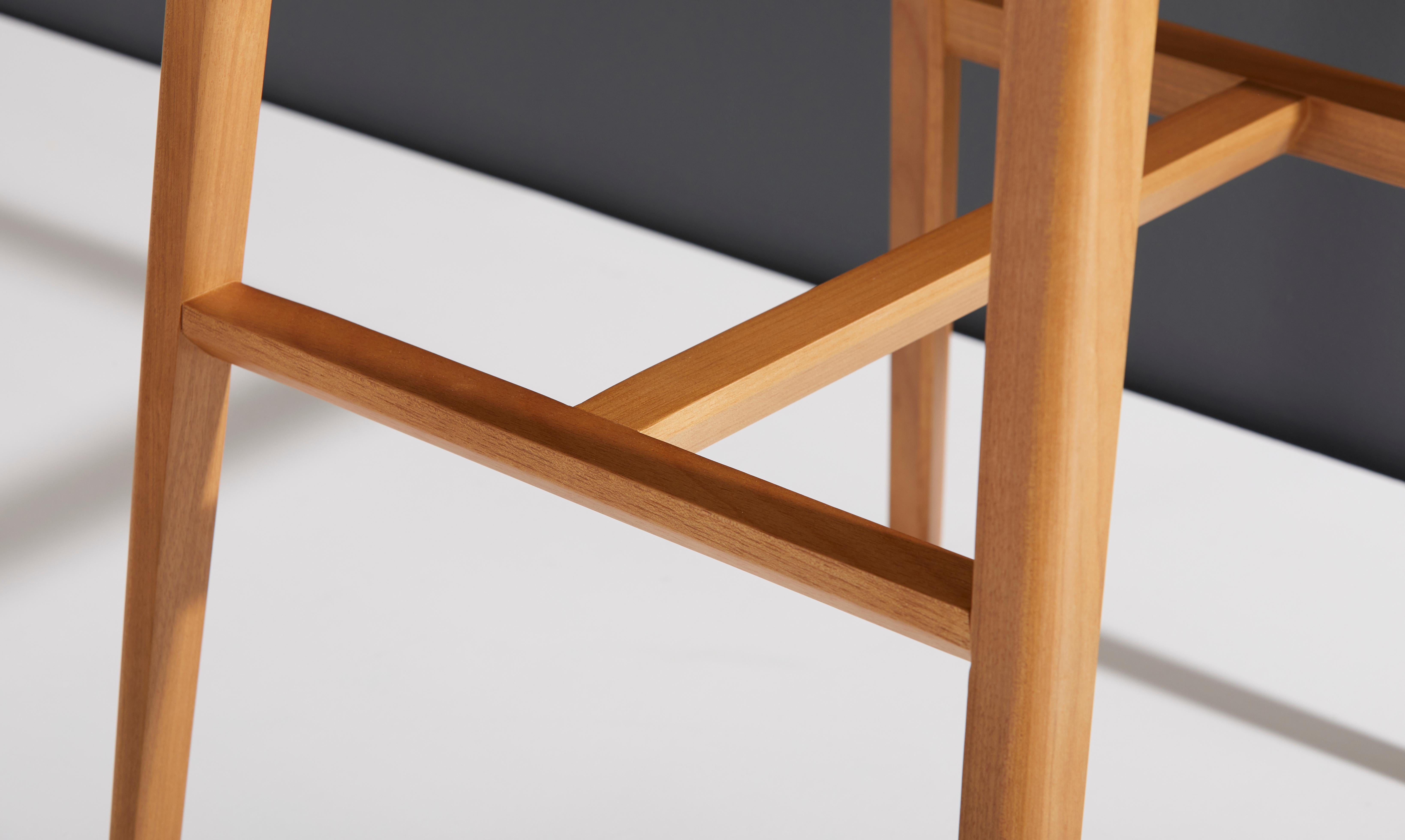 Minimalistischer Hocker aus natürlichem Massivholz, Sitzmöbel aus Leder im Angebot 1