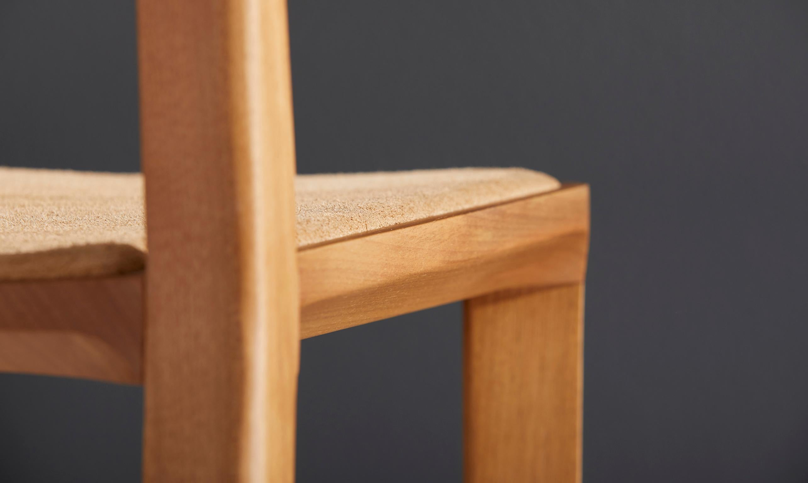Minimalistischer Hocker aus natürlichem Massivholz, Sitzmöbel aus Leder im Angebot 2