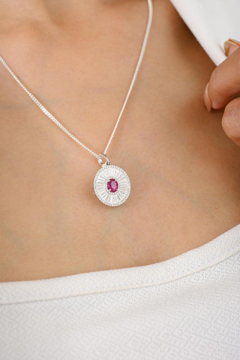 Pendentif minimaliste en or blanc 18 carats avec halo de rubis et de diamants pour femmes Pour femmes en vente