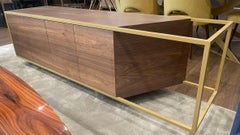 Crédence suspendue moderne et minimaliste Crédence en bois de noyer et finition dorée