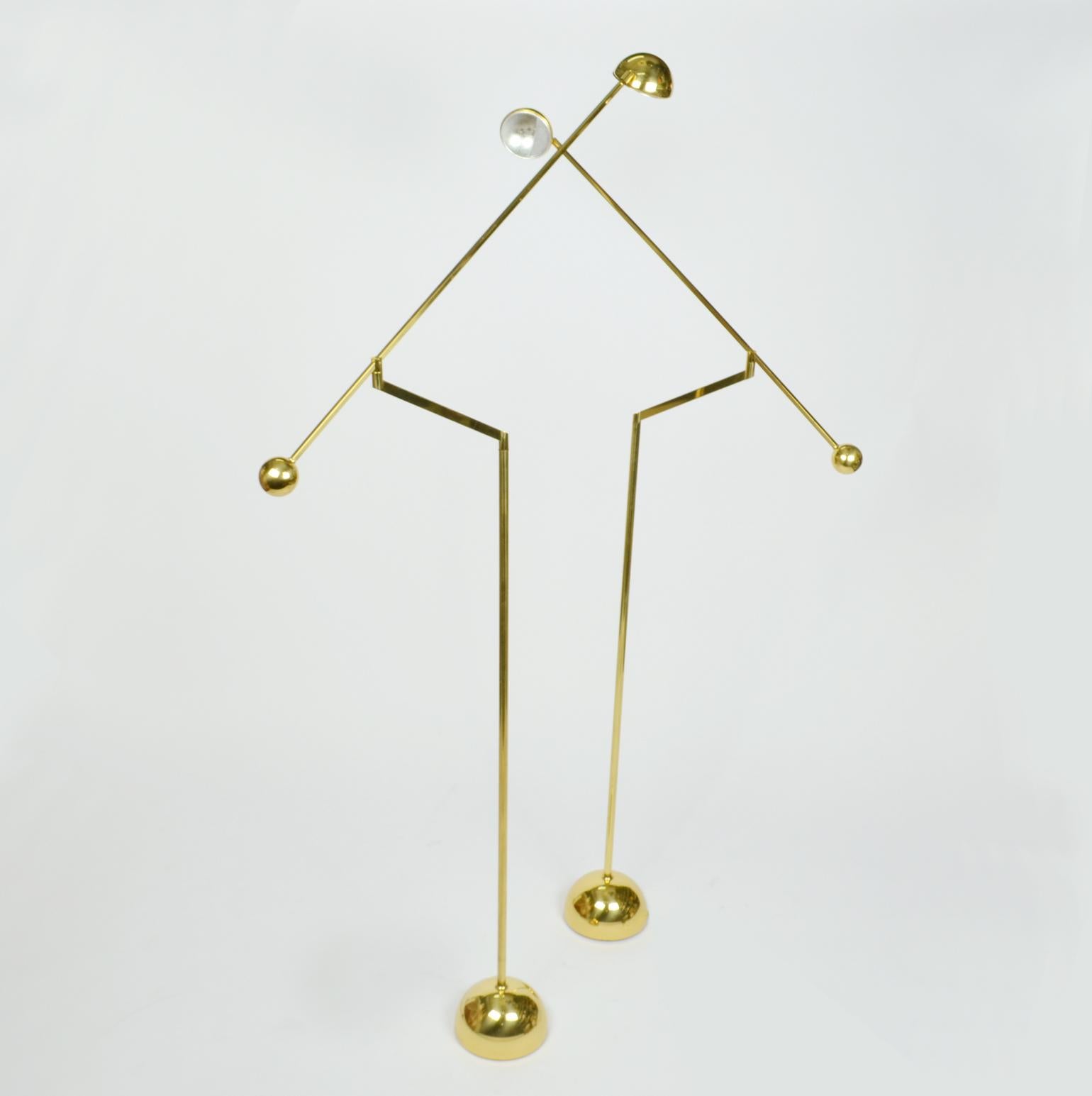 Le lampadaire minimaliste à contrepoids est très flexible, avec un bras réglable à près de 180 degrés. La source de lumière halogène est attachée à un long bras tenant un contrepoids sphérique. Le bras repose sur un support angulaire avec
