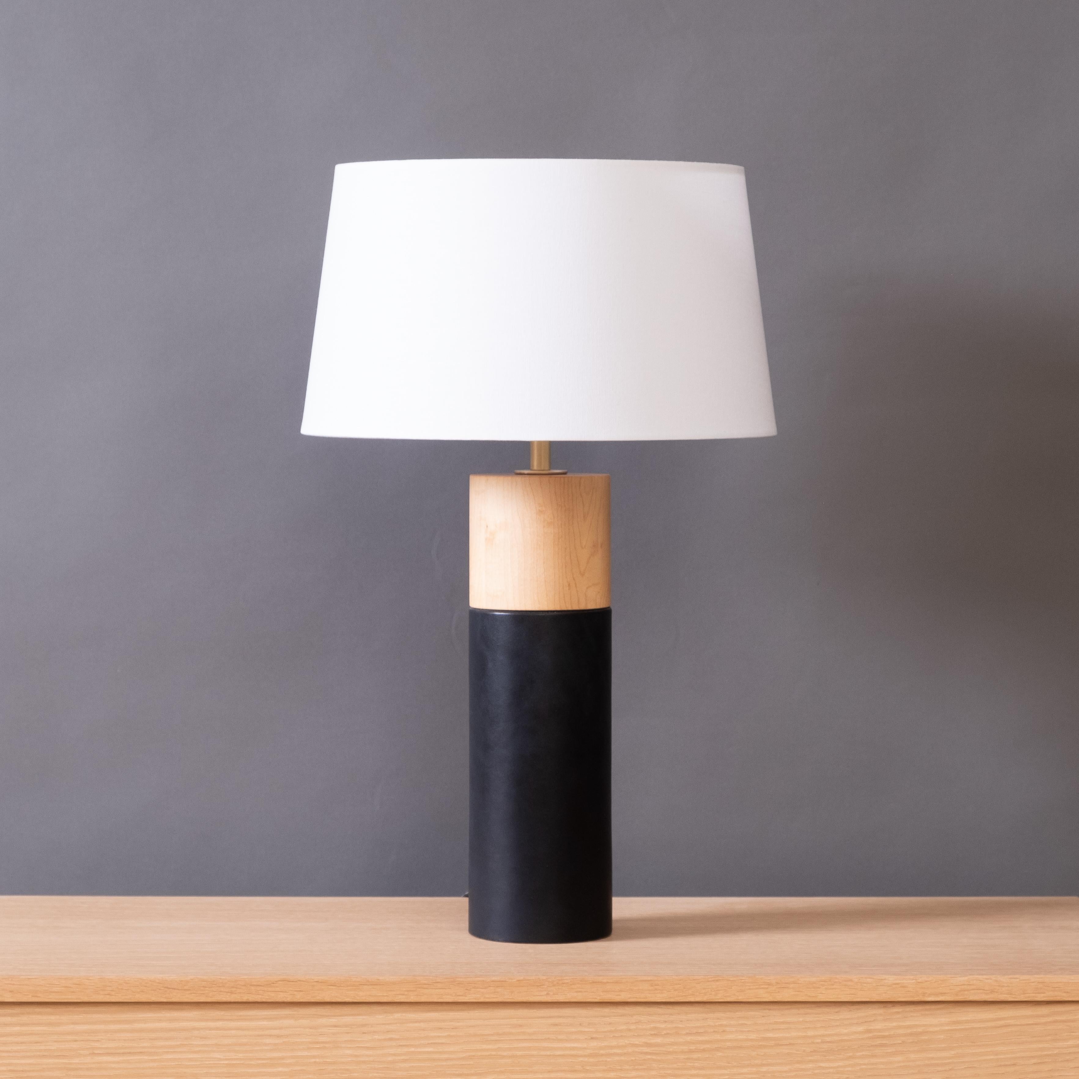Canadien Lampe de bureau minimaliste avec base cylindrique en érable enveloppée de cuir en vente