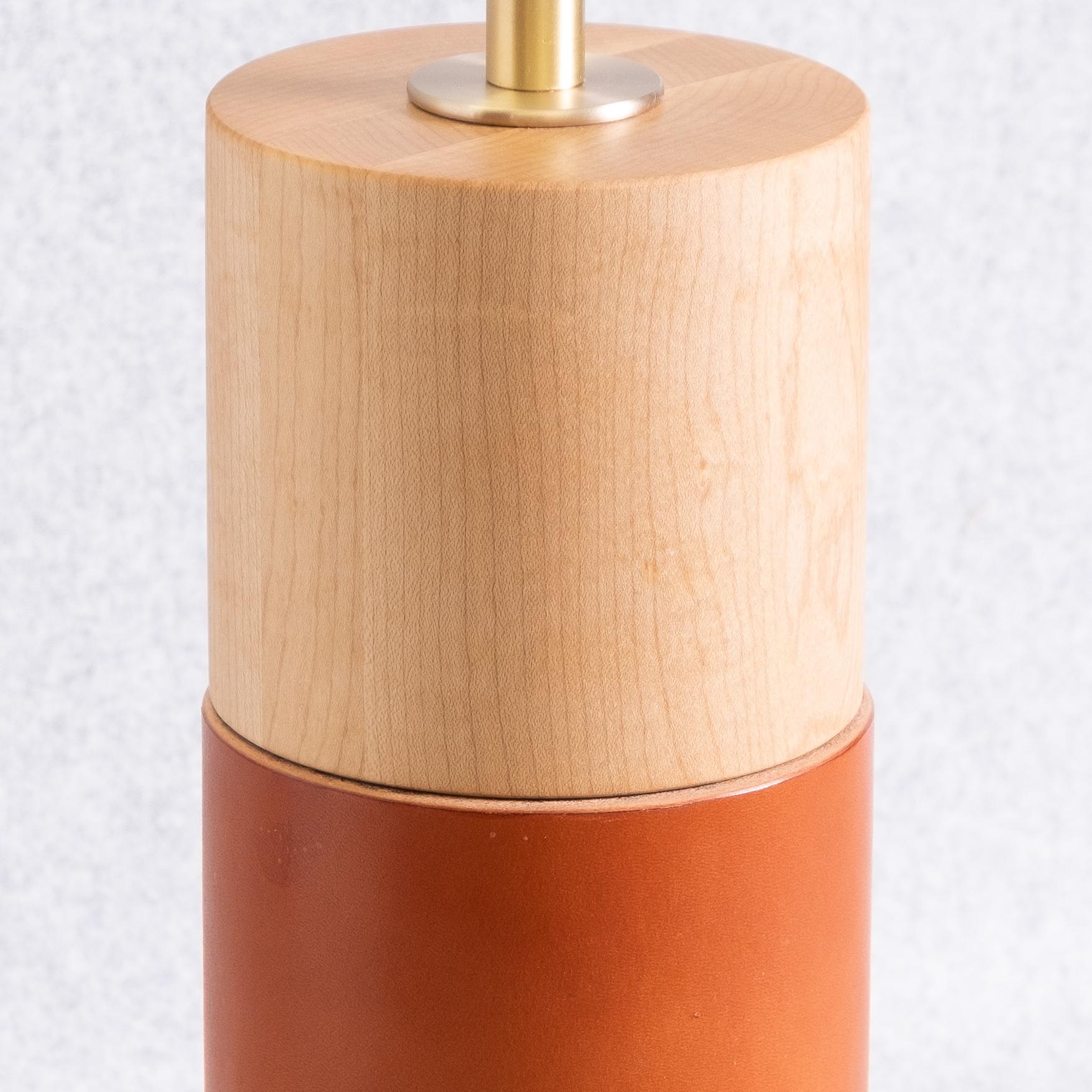 Tourné Lampe de bureau minimaliste avec base cylindrique en érable enveloppée de cuir en vente