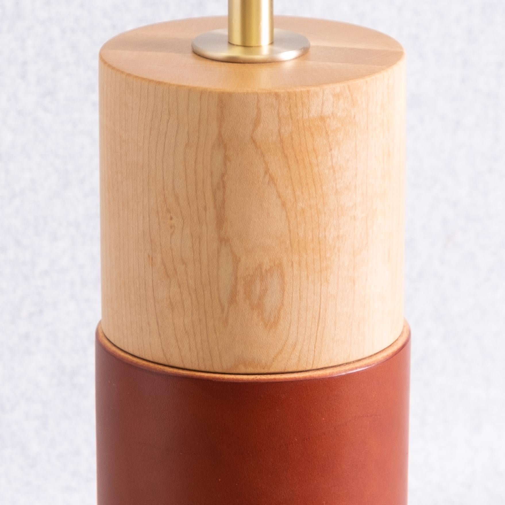 Lampe de bureau minimaliste avec base cylindrique en érable enveloppée de cuir Neuf - En vente à Ottawa, CA