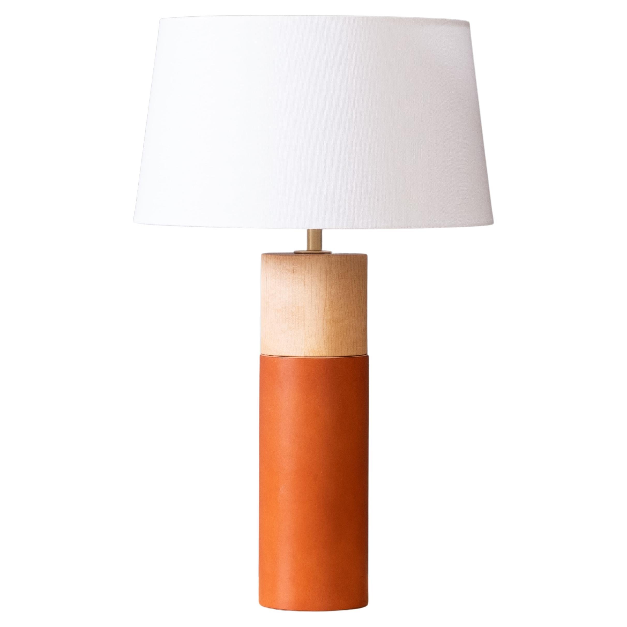 Lampe de bureau minimaliste avec base cylindrique en érable enveloppée de cuir en vente