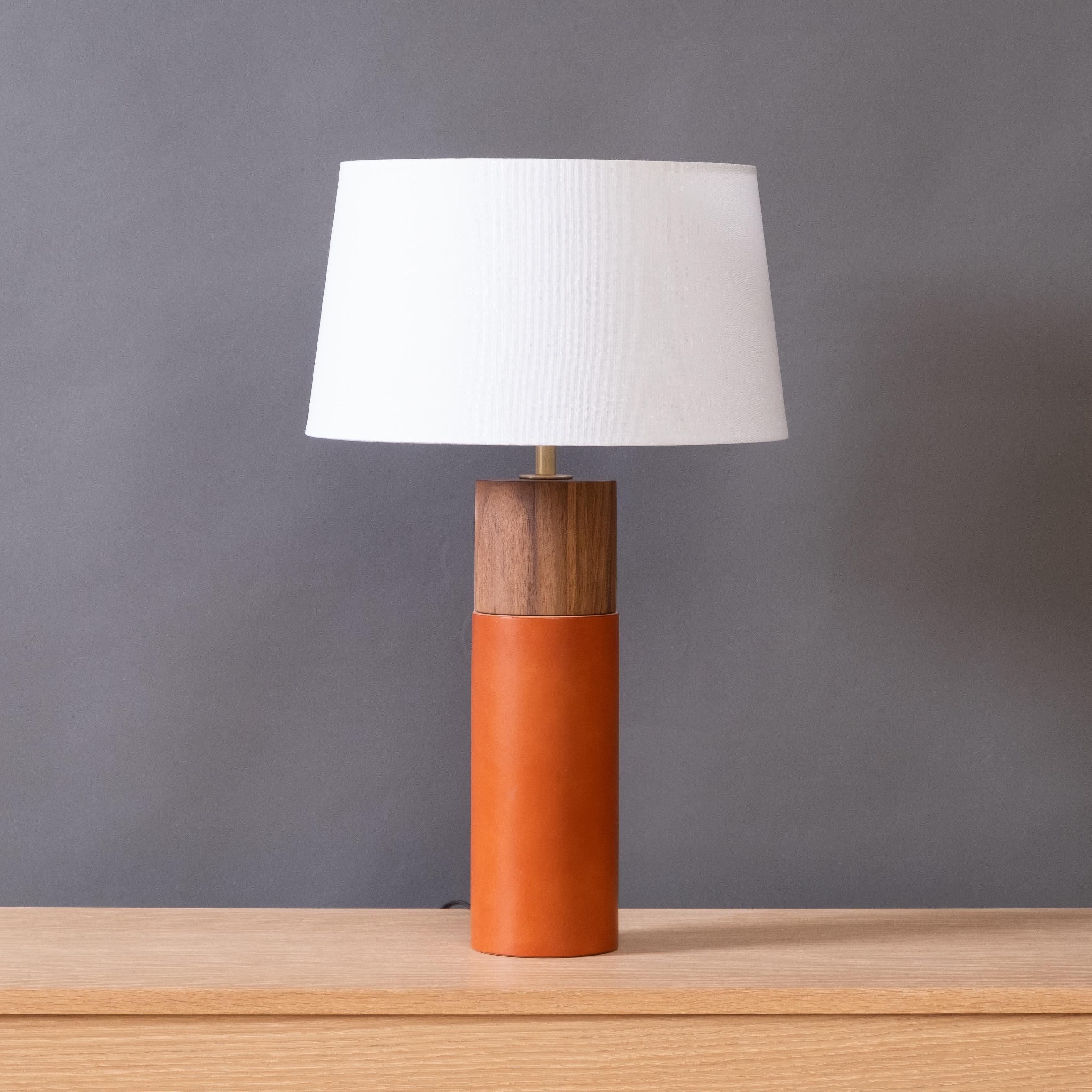 Minimaliste Lampe de bureau minimaliste avec base cylindrique en noyer enveloppée de cuir en vente