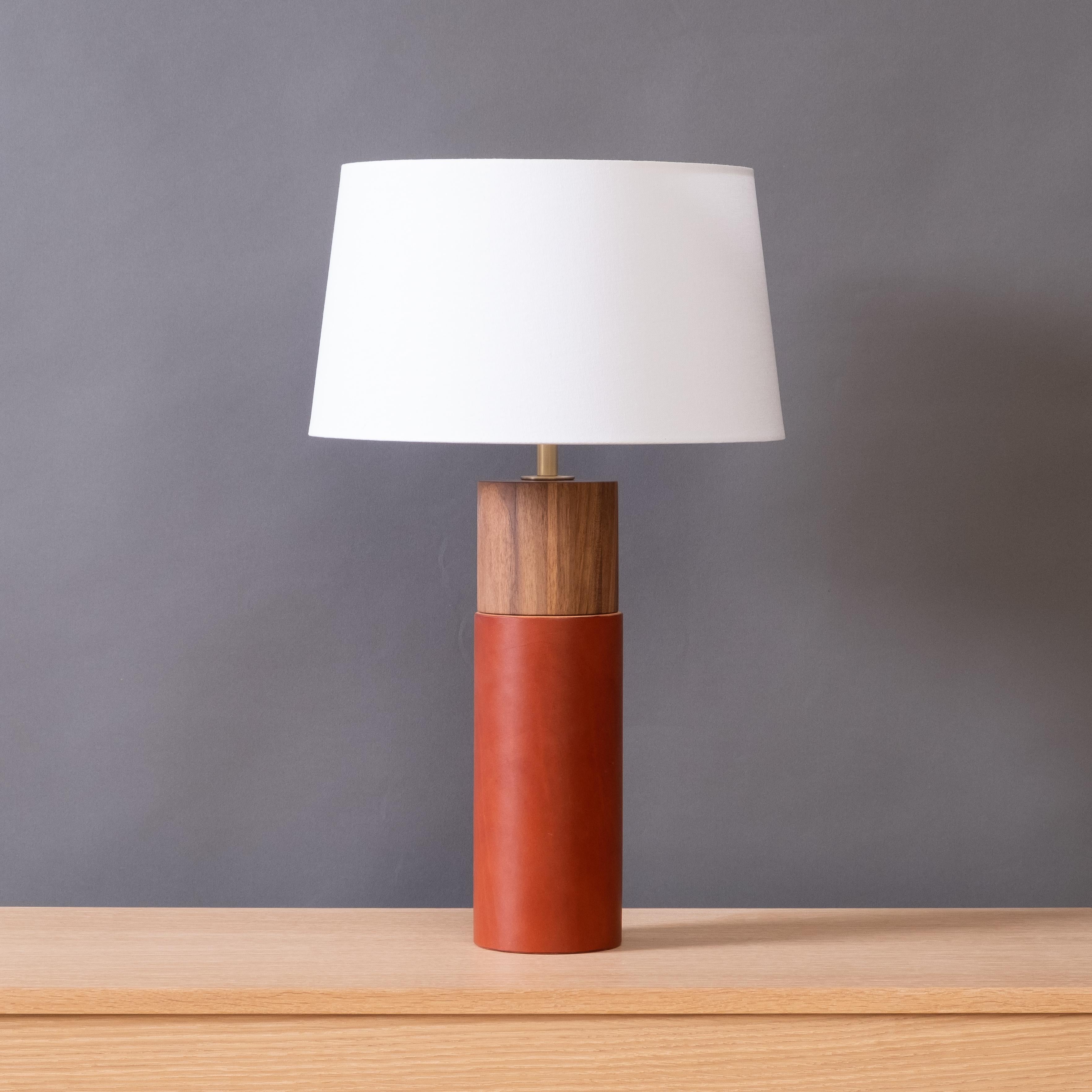 Canadien Lampe de bureau minimaliste avec base cylindrique en noyer enveloppée de cuir en vente