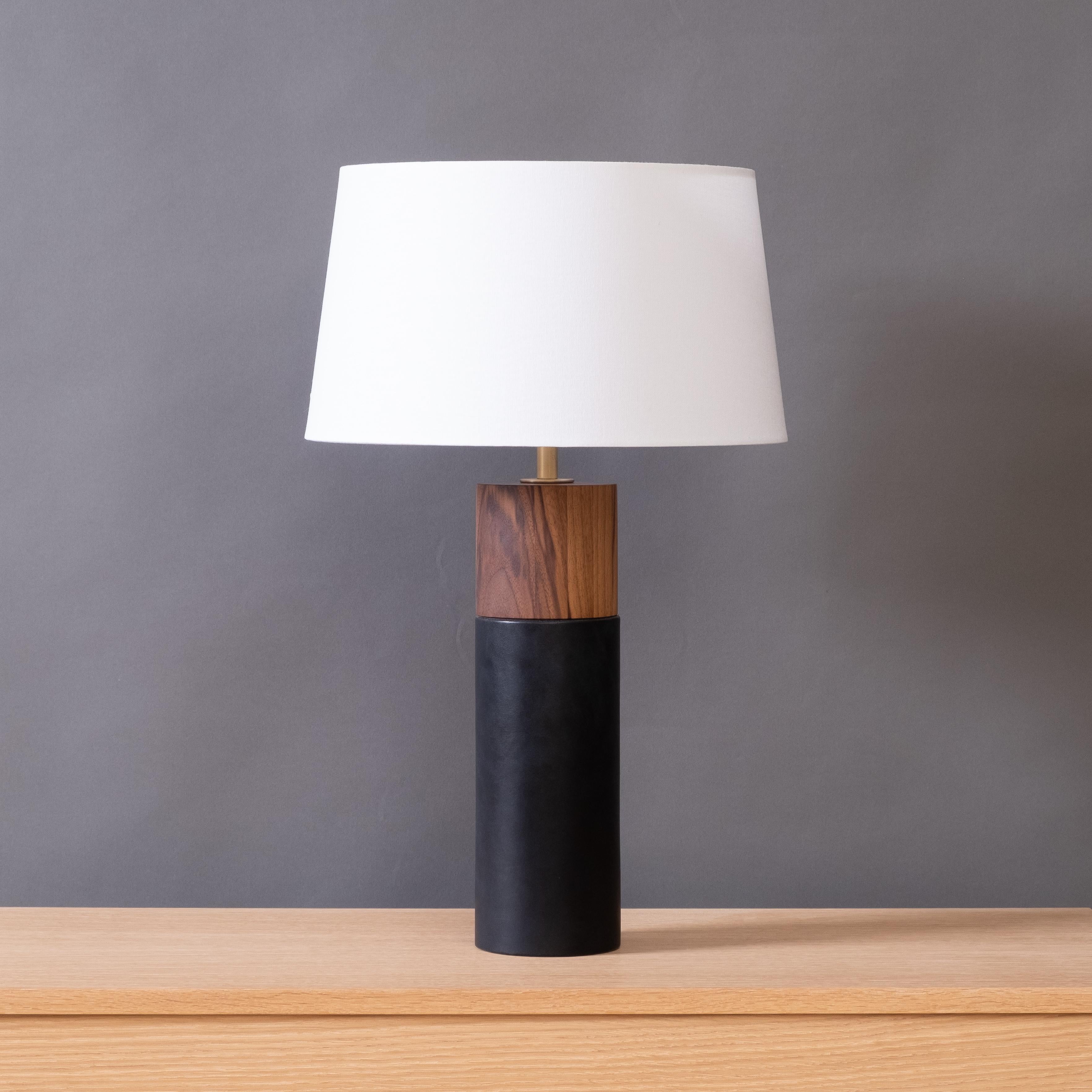 Tourné Lampe de bureau minimaliste avec base cylindrique en noyer enveloppée de cuir en vente