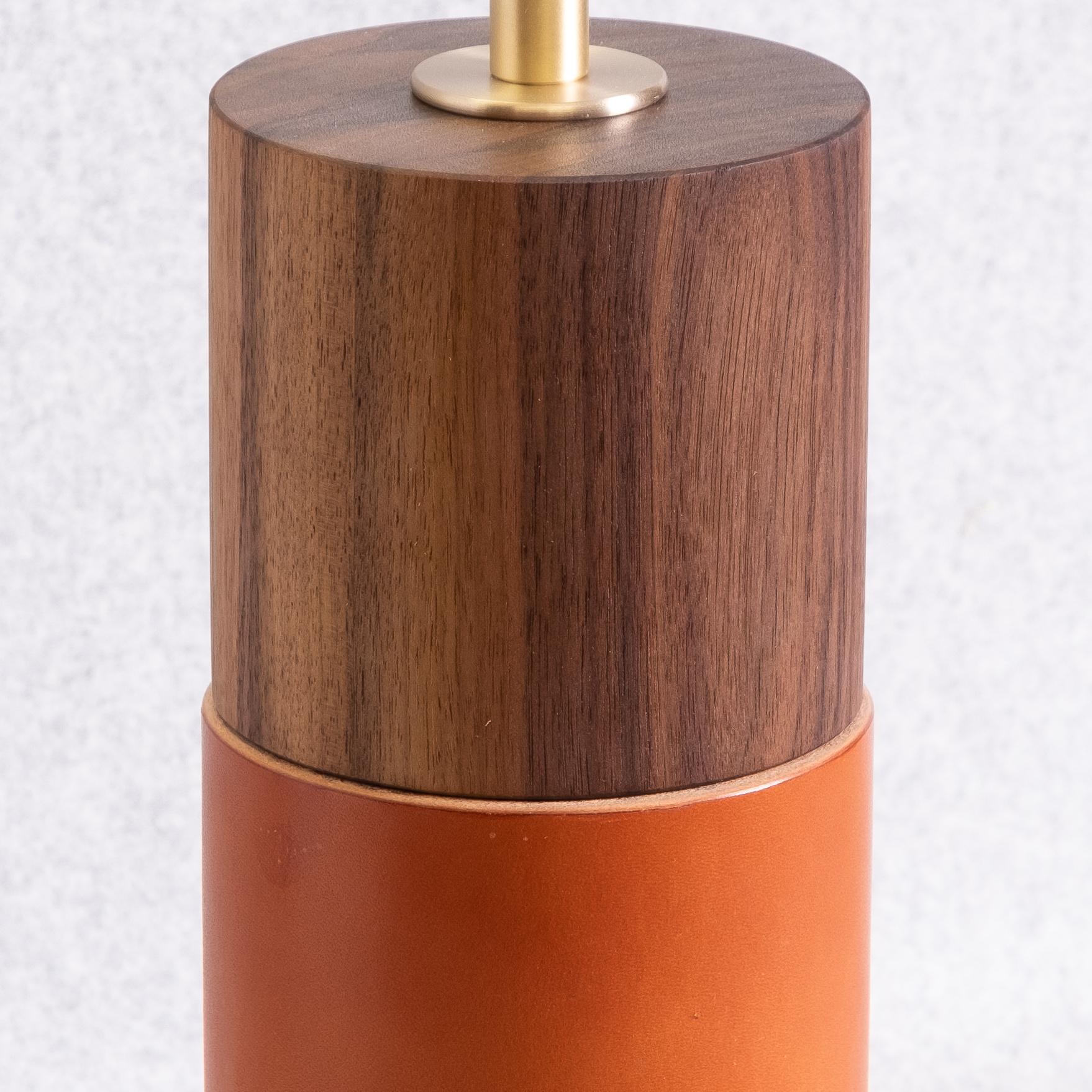 Minimalistische Tischlampe mit lederumwickeltem zylindrischem Sockel aus Nussbaumholz (21. Jahrhundert und zeitgenössisch) im Angebot