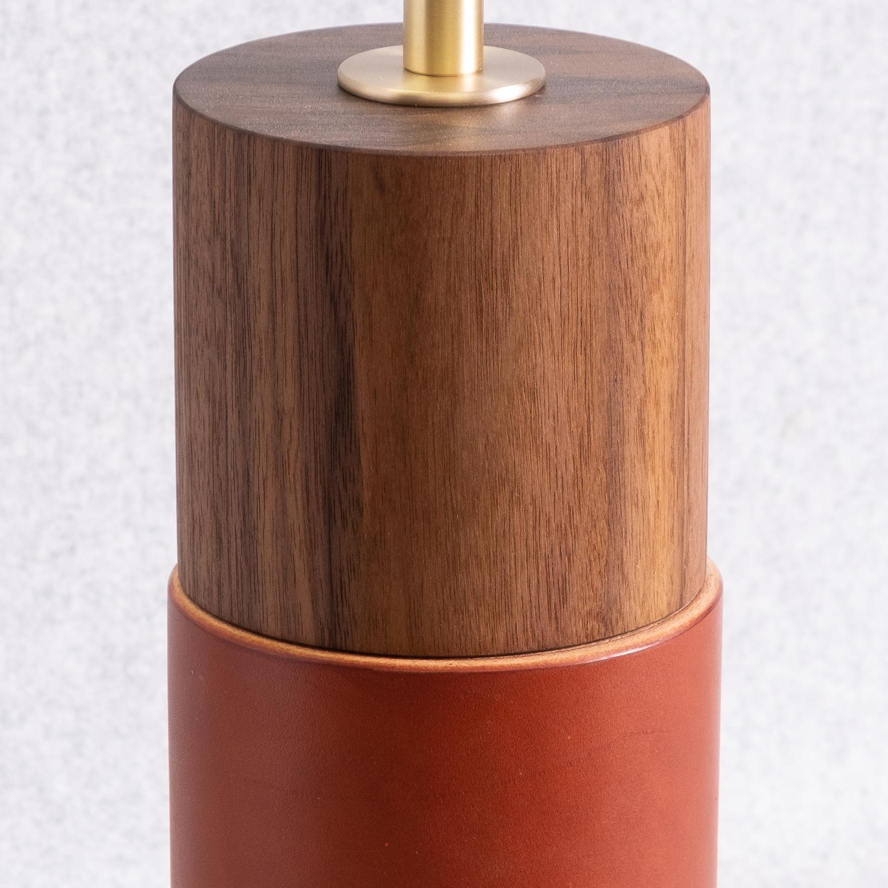 Minimalistische Tischlampe mit lederumwickeltem zylindrischem Sockel aus Nussbaumholz (Messing) im Angebot