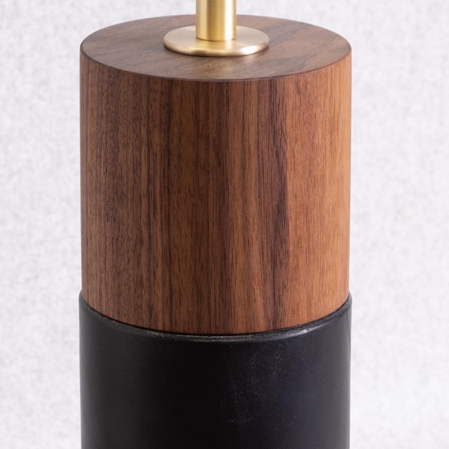 Minimalistische Tischlampe mit lederumwickeltem zylindrischem Sockel aus Nussbaumholz im Angebot 1
