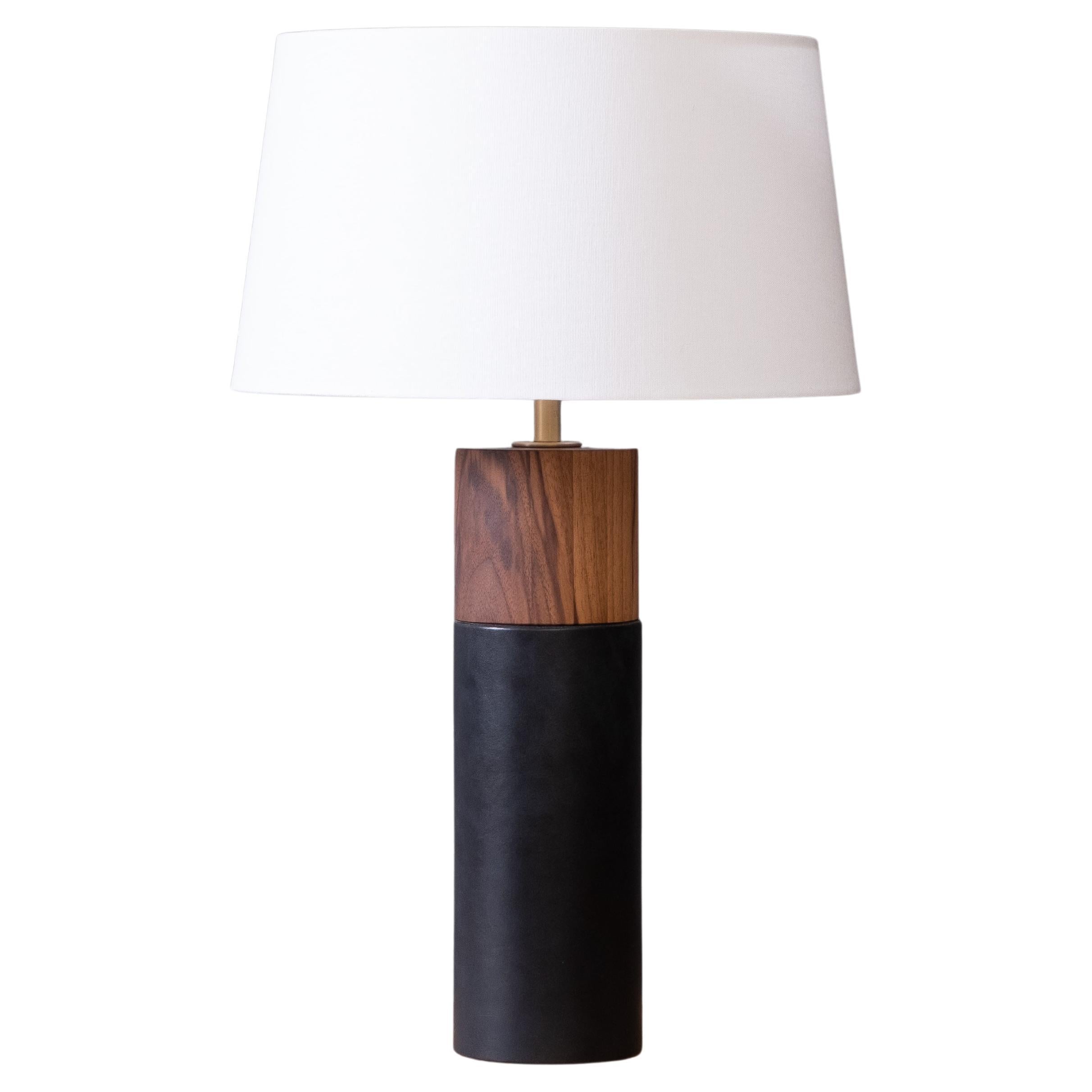 Lampe de bureau minimaliste avec base cylindrique en noyer enveloppée de cuir