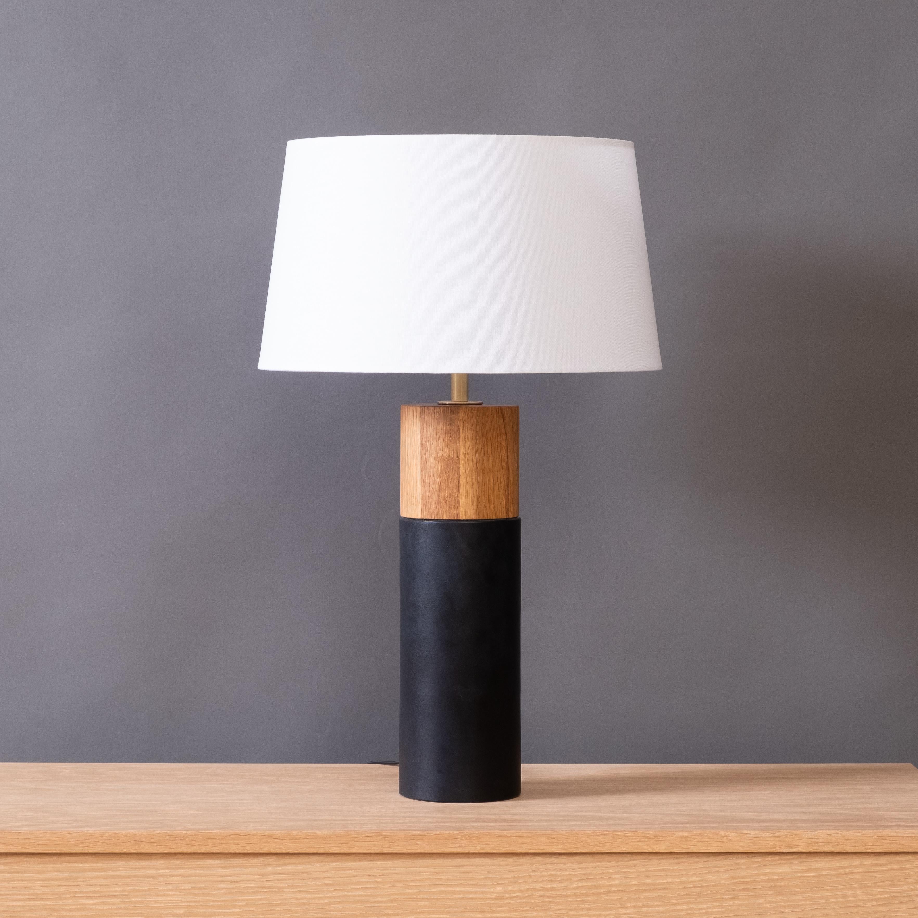 Canadien Lampe de bureau minimaliste avec base cylindrique en chêne blanc enveloppée de cuir en vente
