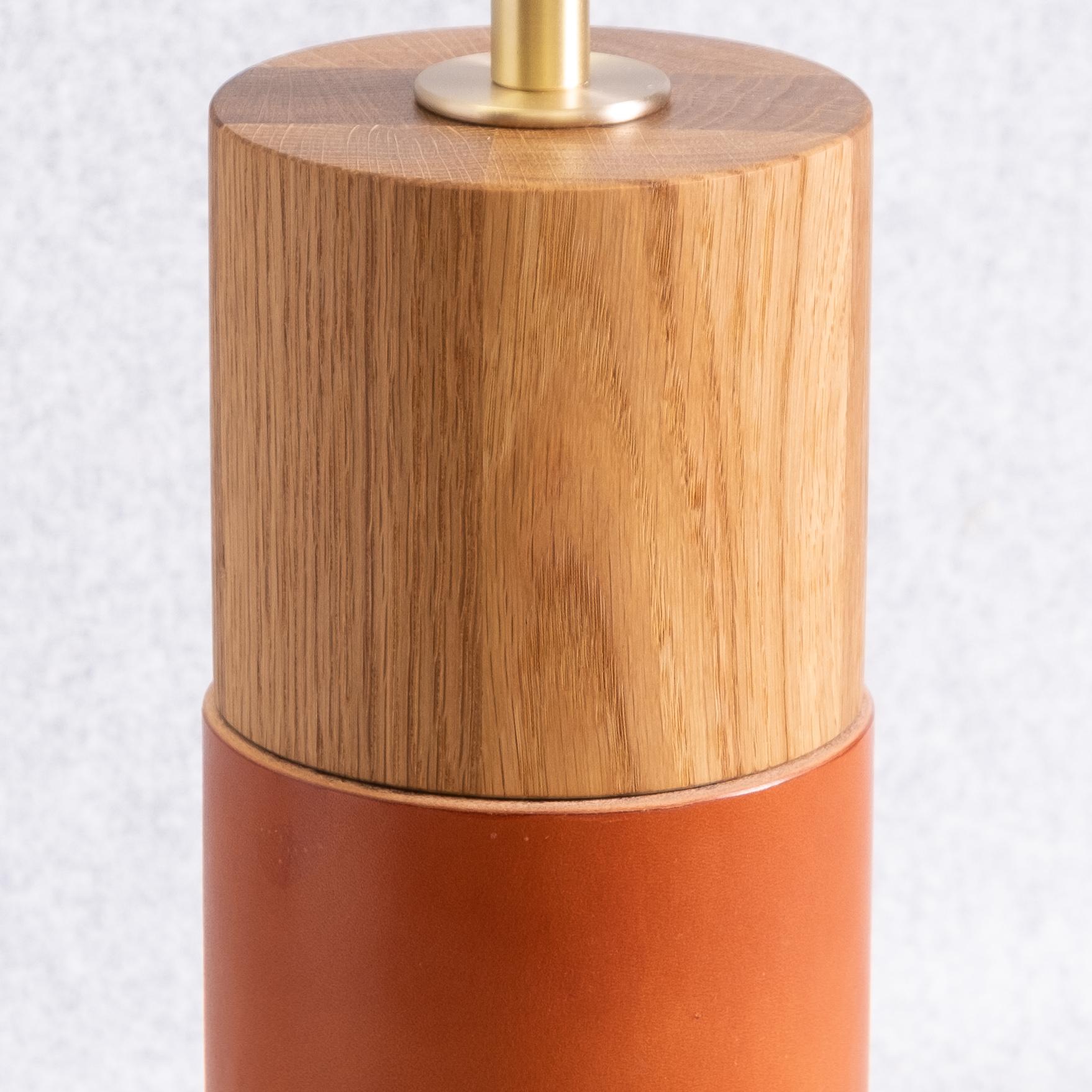Tourné Lampe de bureau minimaliste avec base cylindrique en chêne blanc enveloppée de cuir en vente