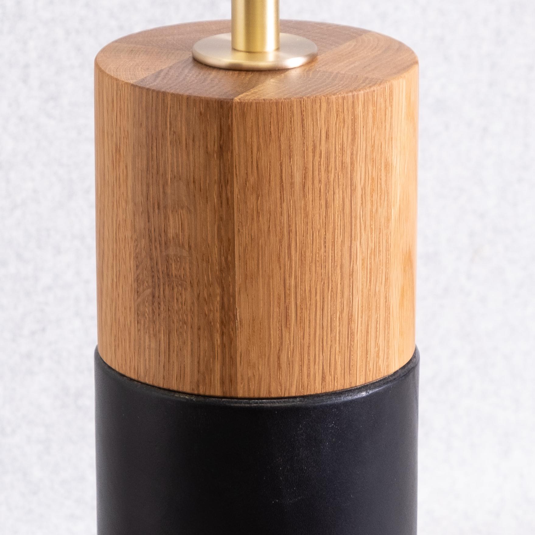 XXIe siècle et contemporain Lampe de bureau minimaliste avec base cylindrique en chêne blanc enveloppée de cuir en vente