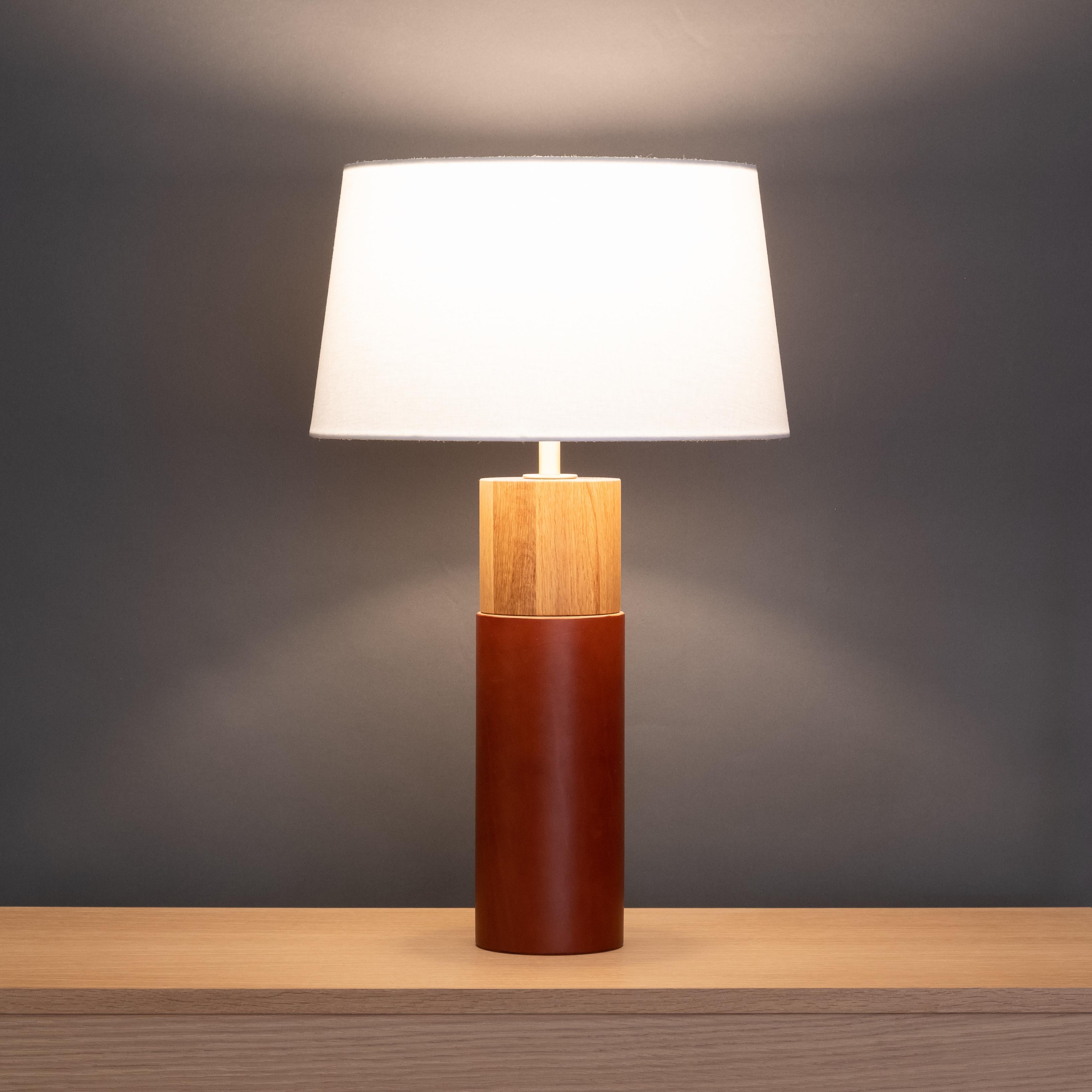 Laiton Lampe de bureau minimaliste avec base cylindrique en chêne blanc enveloppée de cuir en vente