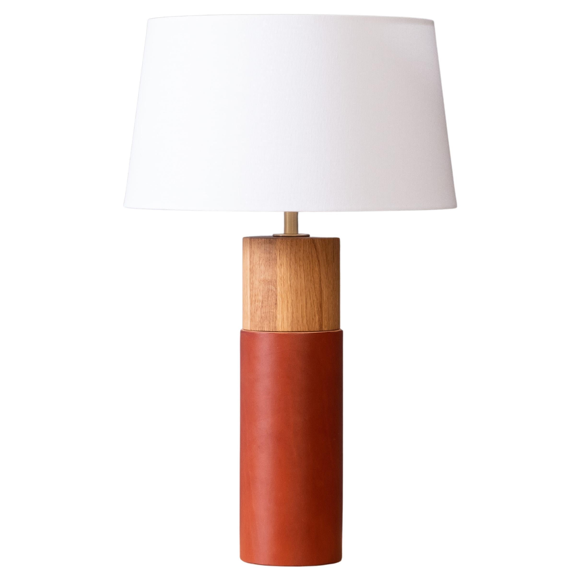 Lampe de bureau minimaliste avec base cylindrique en chêne blanc enveloppée de cuir
