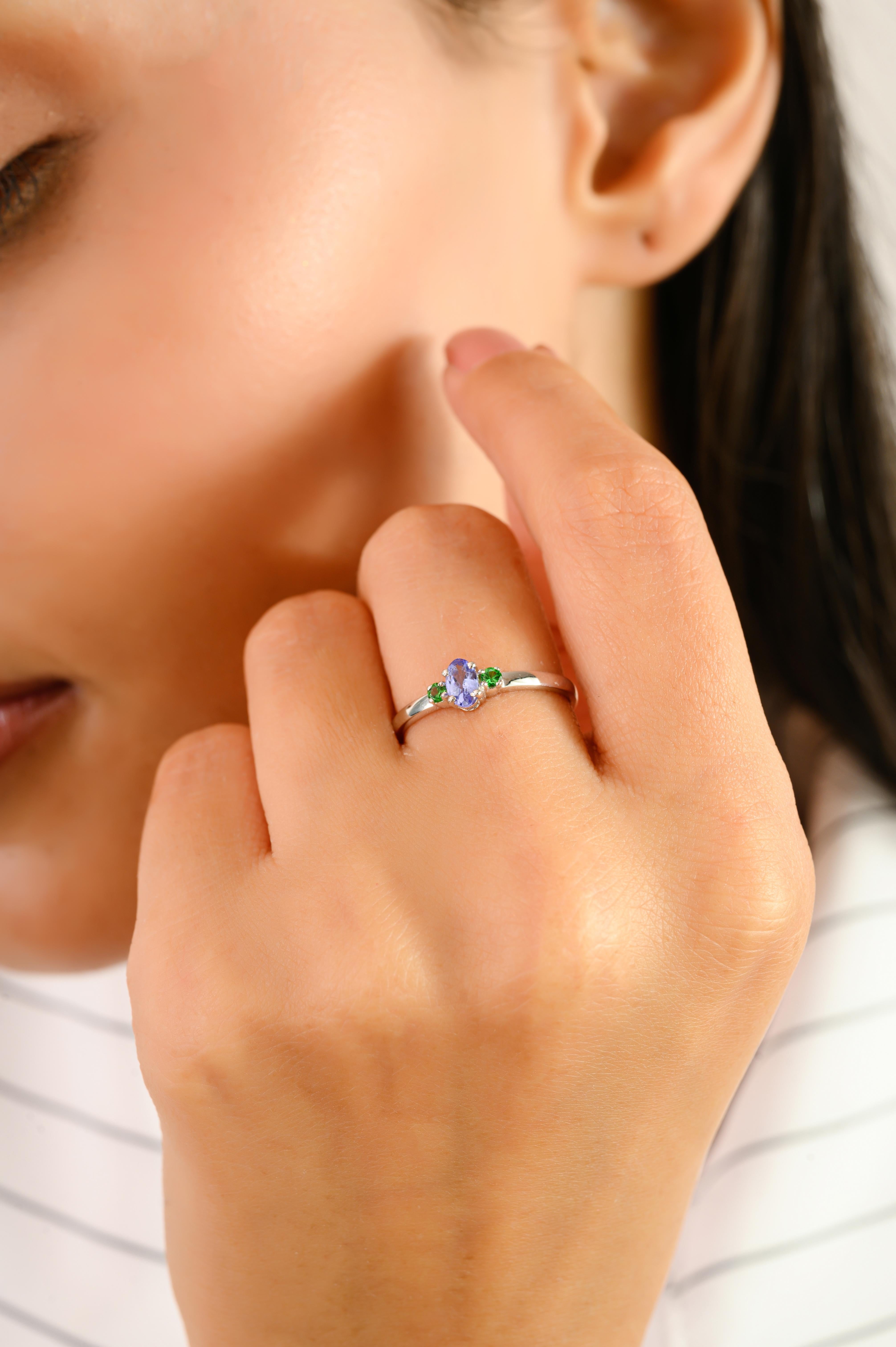 Im Angebot: Minimalistische Tansanit & Tsavorit Drei-Stein-Ring in 14k Weißgold Schmuck Geschenk () 2
