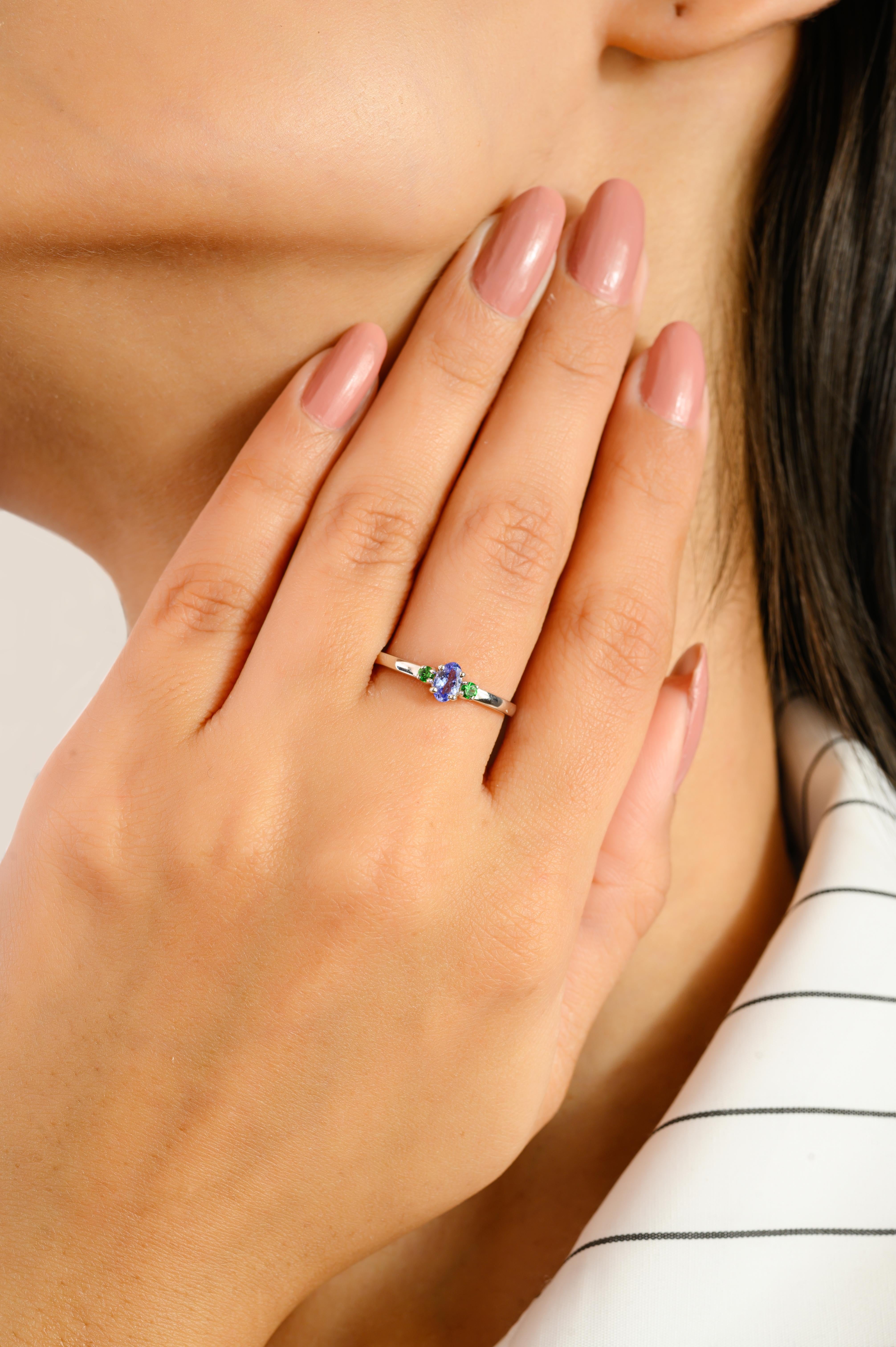 Im Angebot: Minimalistische Tansanit & Tsavorit Drei-Stein-Ring in 14k Weißgold Schmuck Geschenk () 4