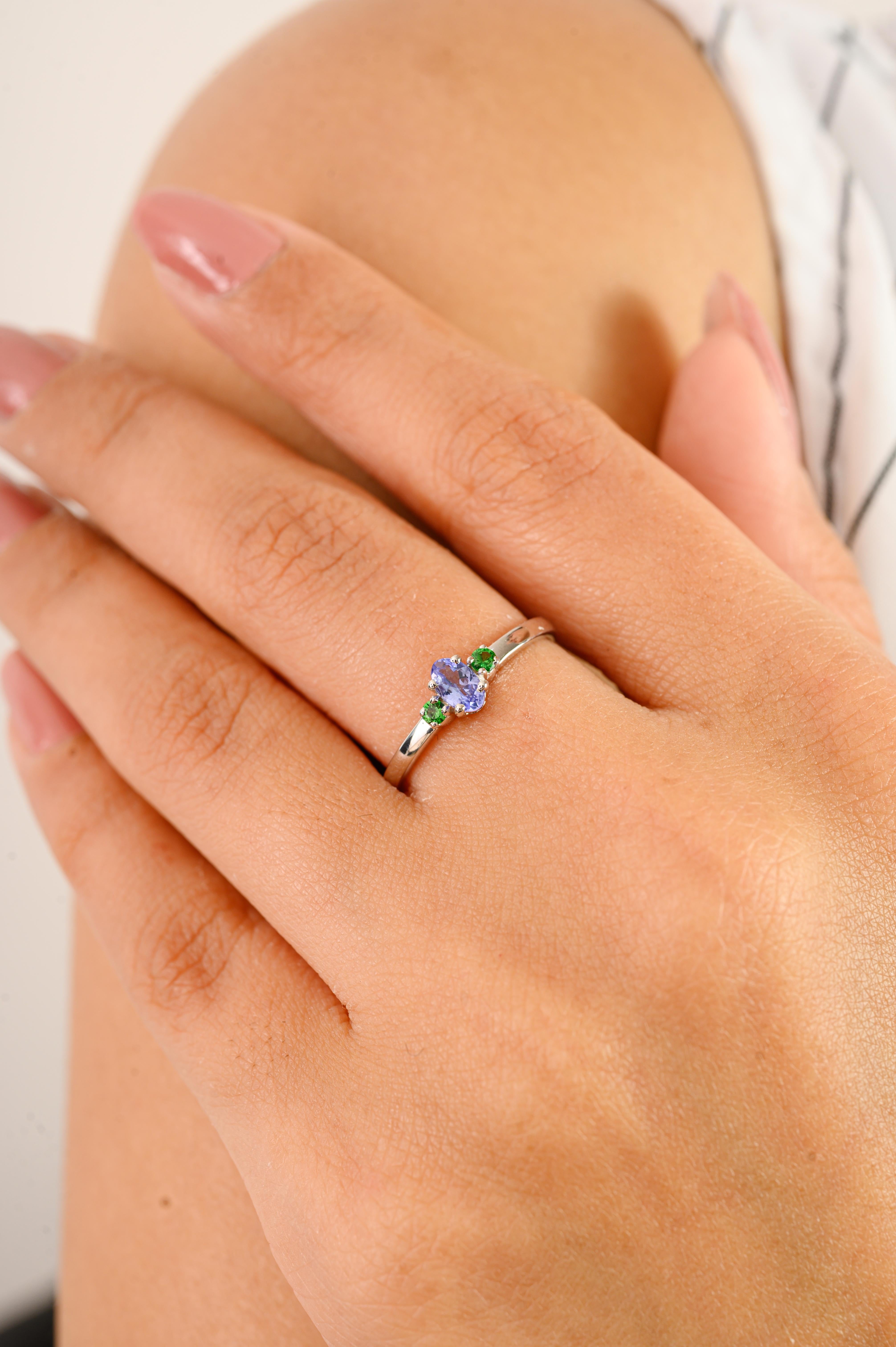 Im Angebot: Minimalistische Tansanit & Tsavorit Drei-Stein-Ring in 14k Weißgold Schmuck Geschenk () 8