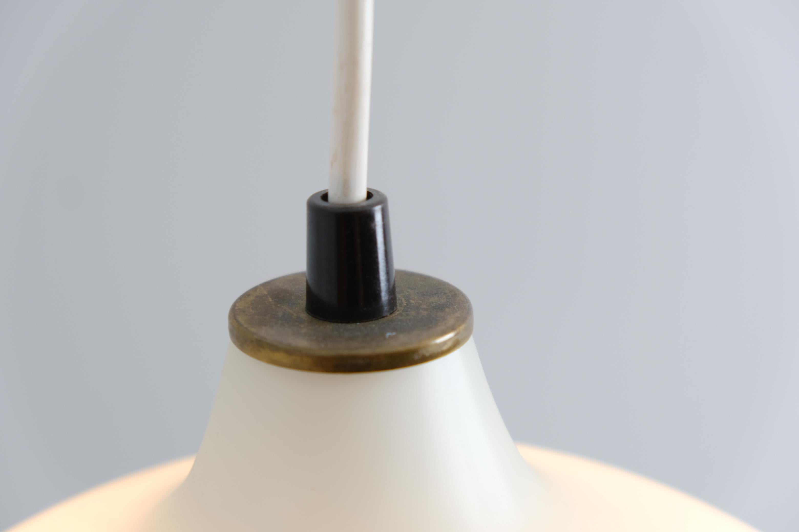Milieu du XXe siècle Plafonnier minimaliste Tapio Wirkkala modèle 51129 en verre opalin blanc, années 1950 en vente