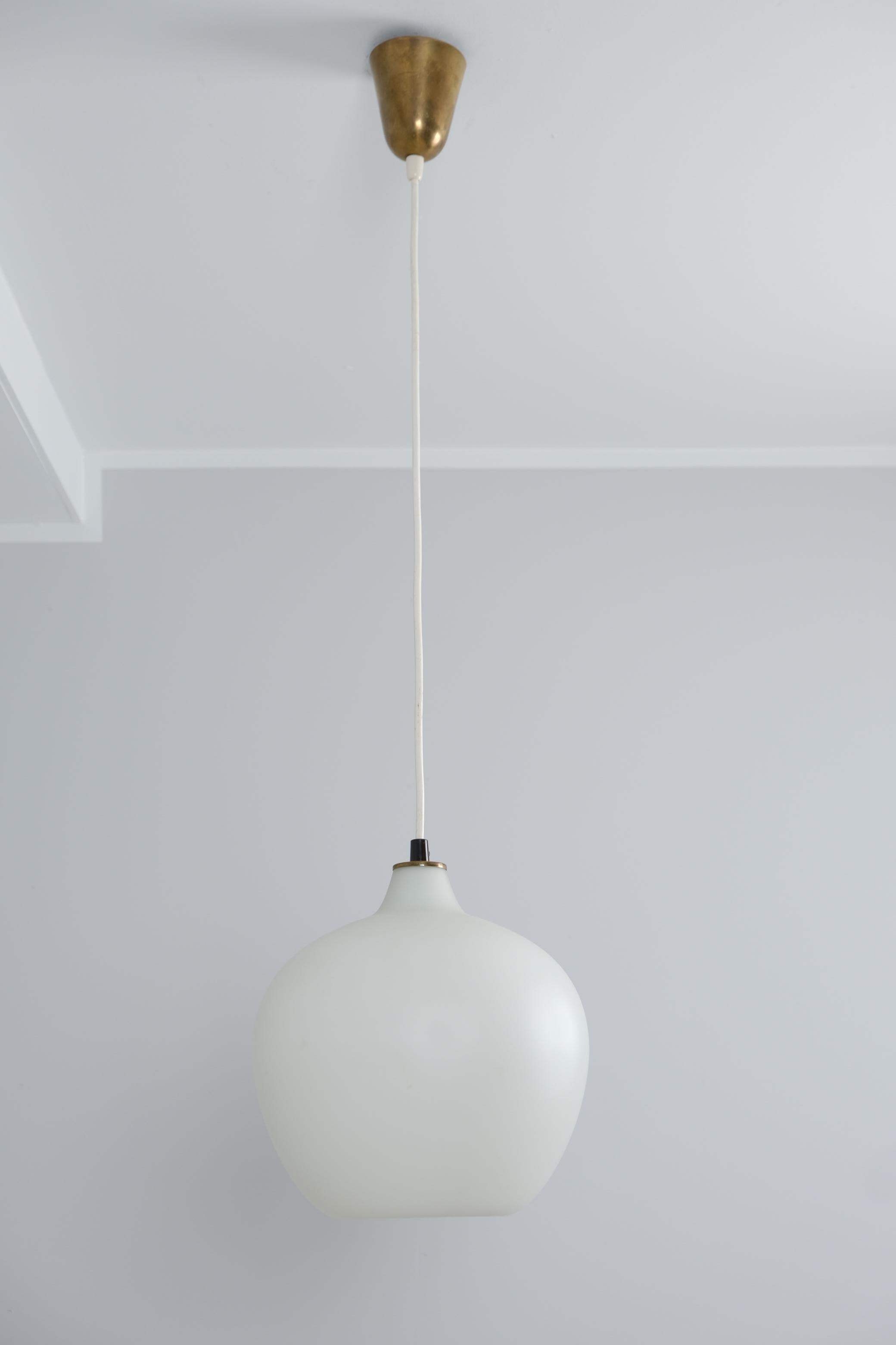 Minimaliste Plafonnier minimaliste Tapio Wirkkala modèle 51129 en verre opalin blanc, années 1950 en vente