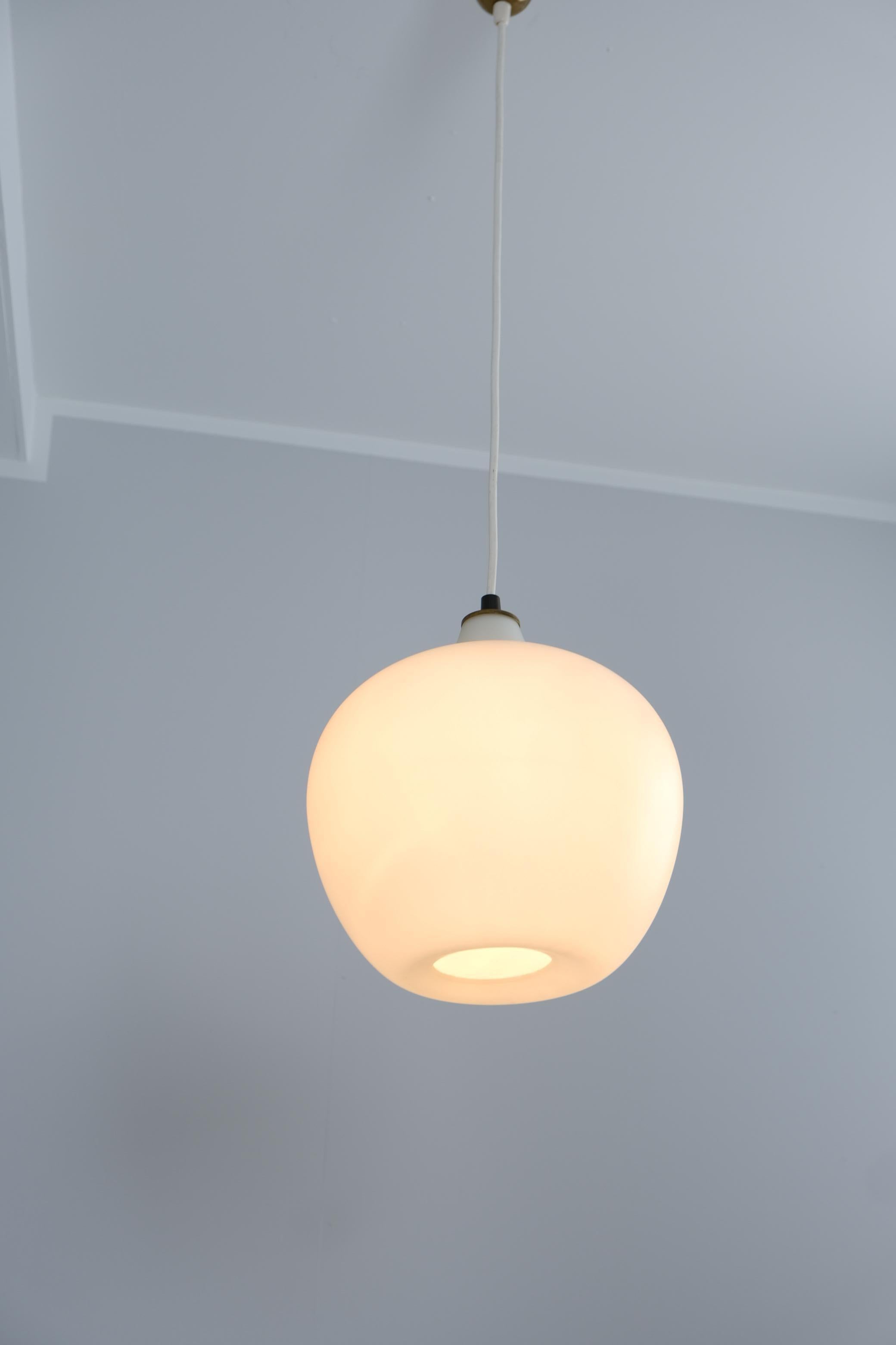 Finlandais Plafonnier minimaliste Tapio Wirkkala modèle 51129 en verre opalin blanc, années 1950 en vente