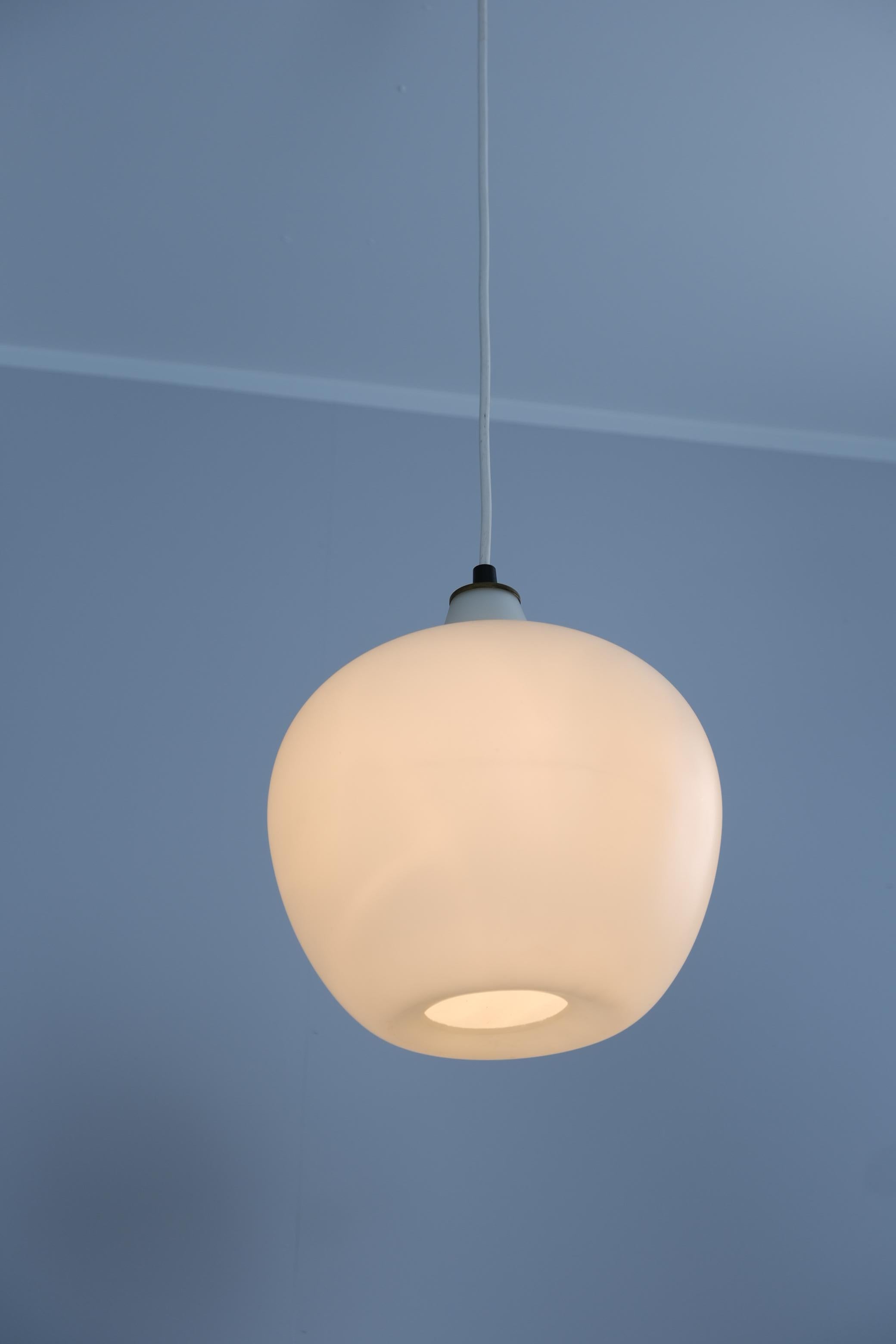 Plafonnier minimaliste Tapio Wirkkala modèle 51129 en verre opalin blanc, années 1950 Bon état - En vente à Helsinki, FI