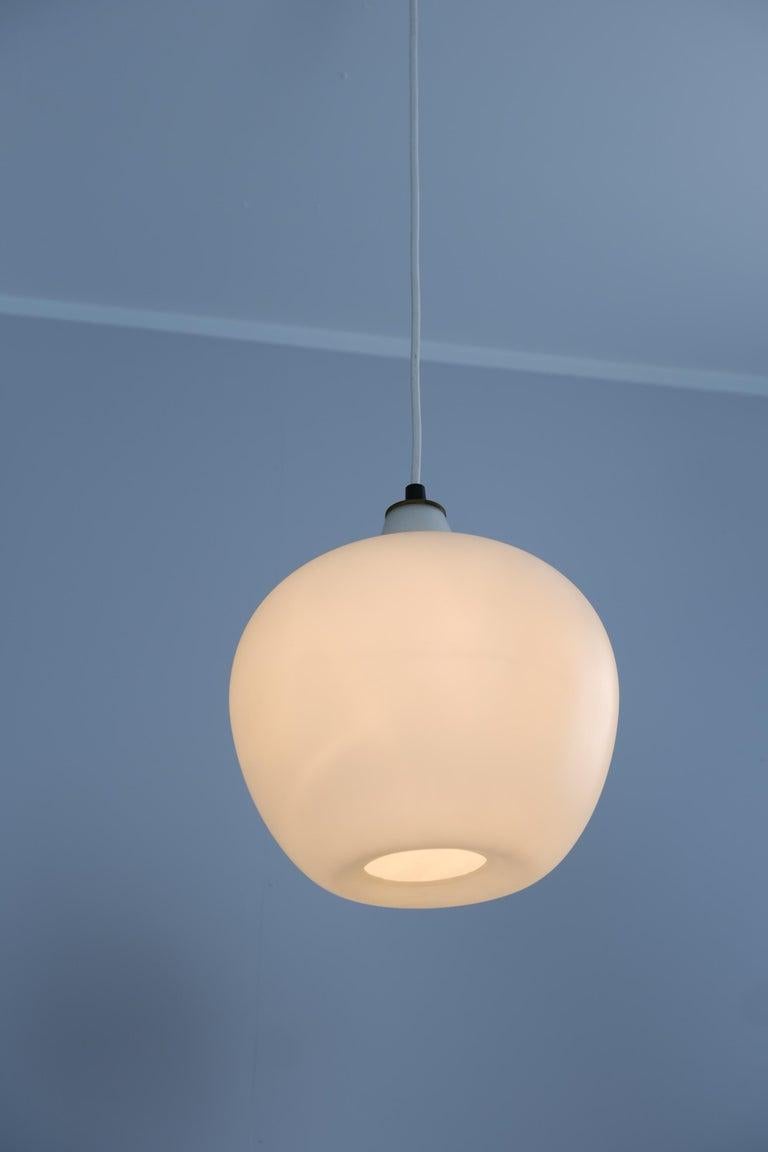 Lampada da soffitto minimalista Tapio Wirkkala modello 51129 in vetro opalino bianco, anni '50 in vendita 1