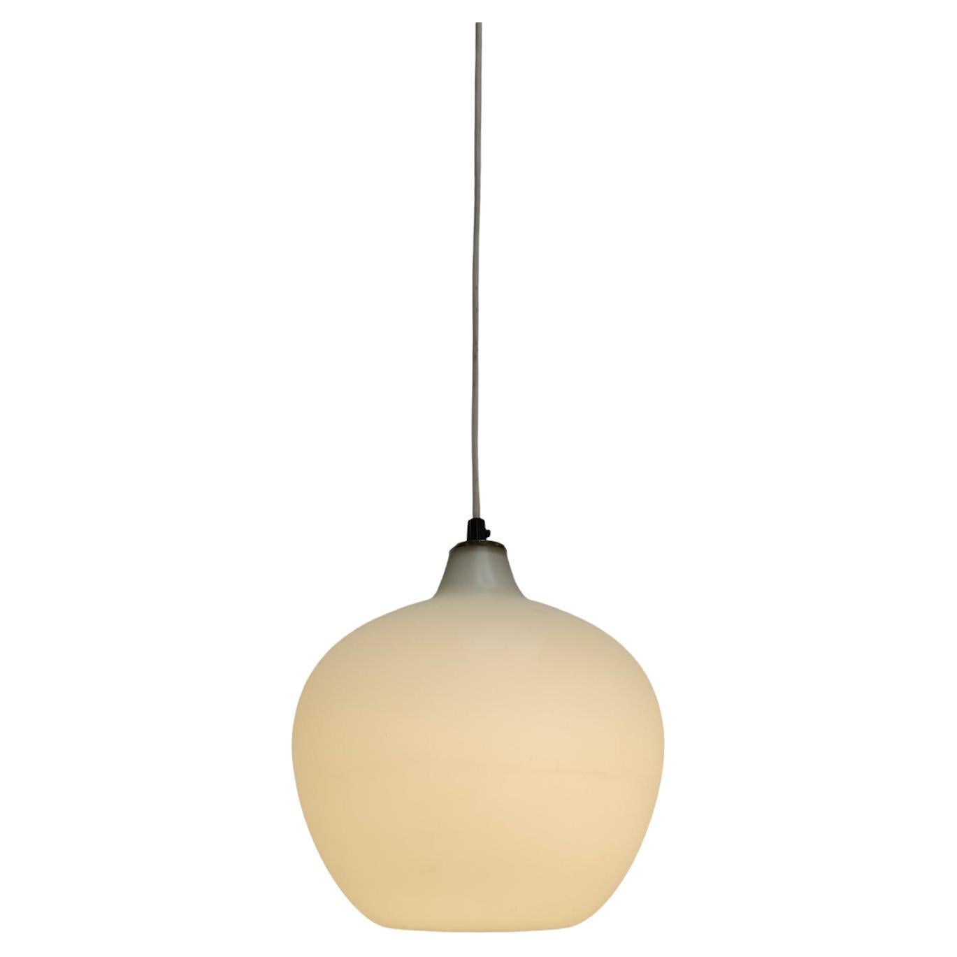 Plafonnier minimaliste Tapio Wirkkala modèle 51129 en verre opalin blanc, années 1950