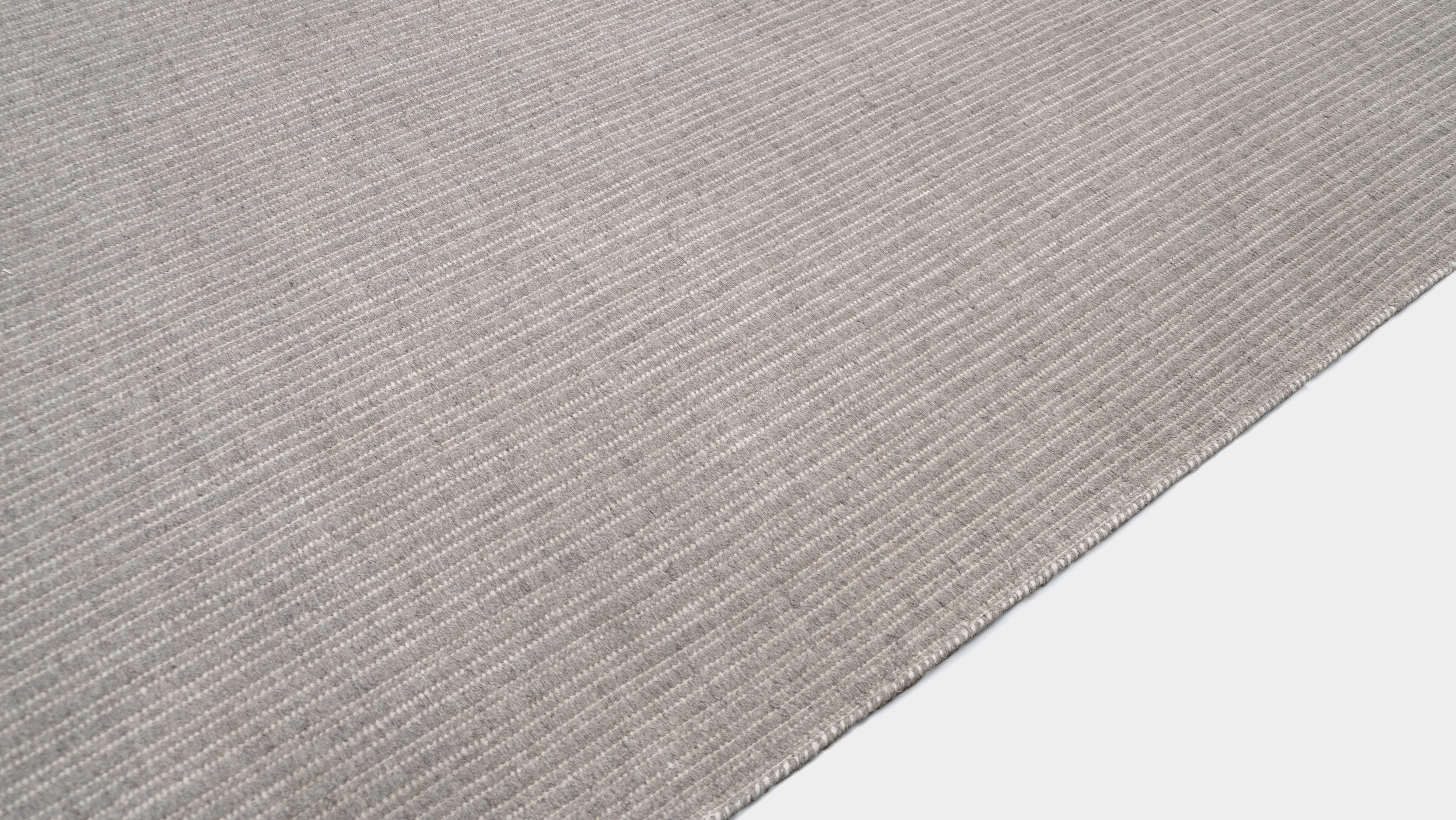 Minimalistischer handgewebter Wollteppich in Taupe 13'10''x20'1'' (Asiatisch) im Angebot