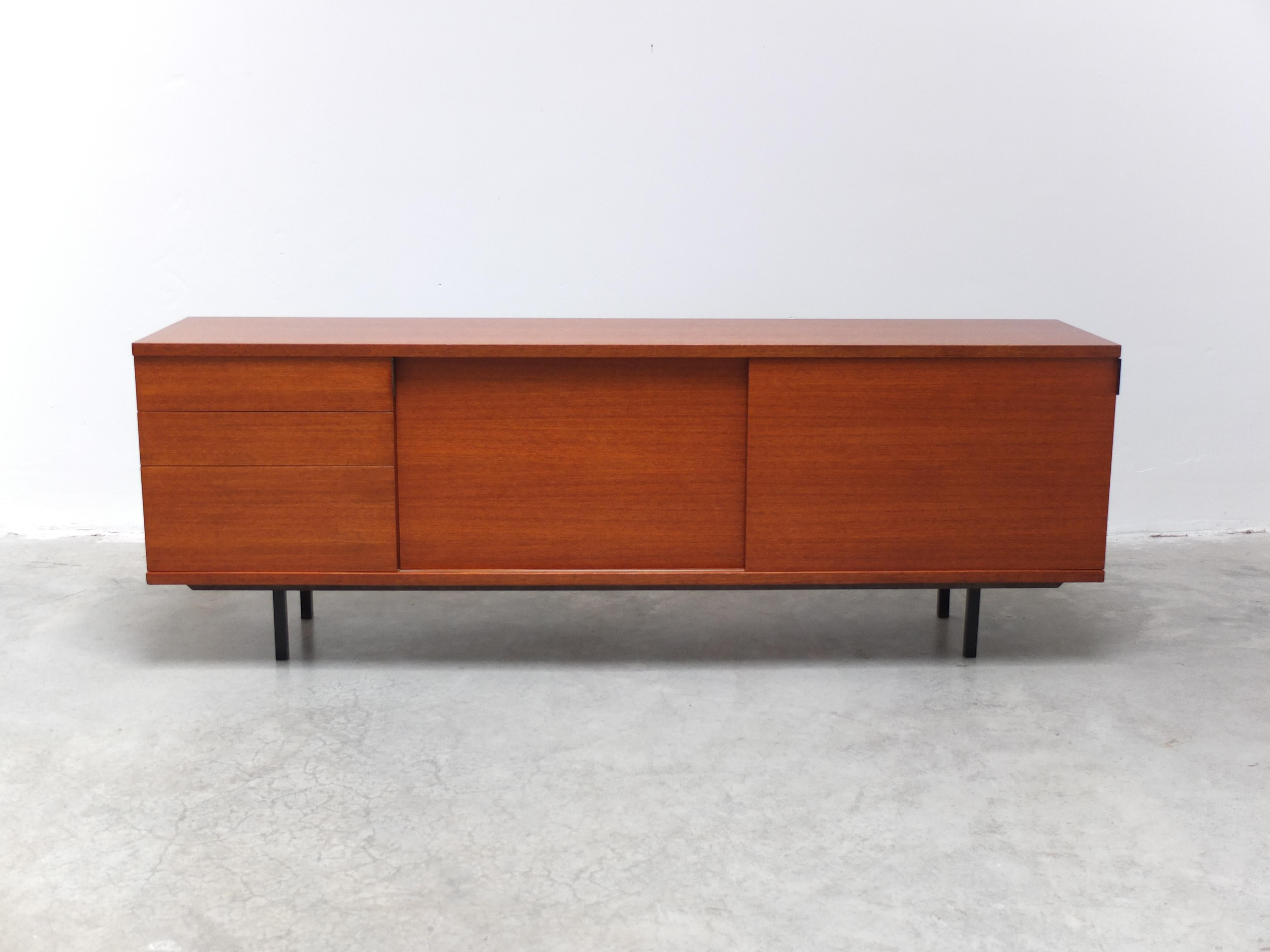 Wunderschönes Sideboard, entworfen von Hans Konëcke für Tecta, um 1960. Ein sehr schlichtes und minimalistisches Design mit zwei Schiebetüren und 4 Schubladen im Stil von Florence Knoll. Hergestellt aus Teakholz, kombiniert mit schwarz lackierten