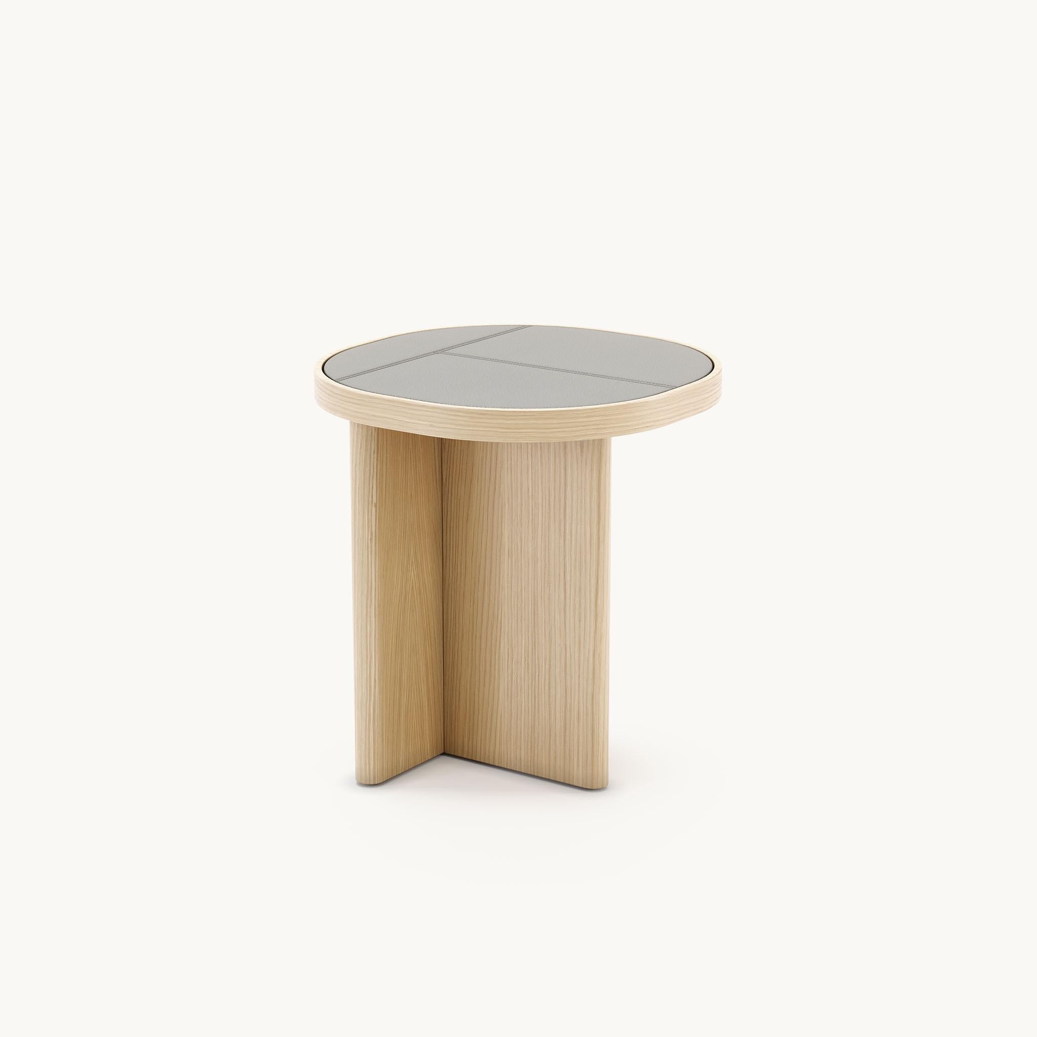 Minimalist Three-Piece Table Set with Customizable Finishes For Sale 2