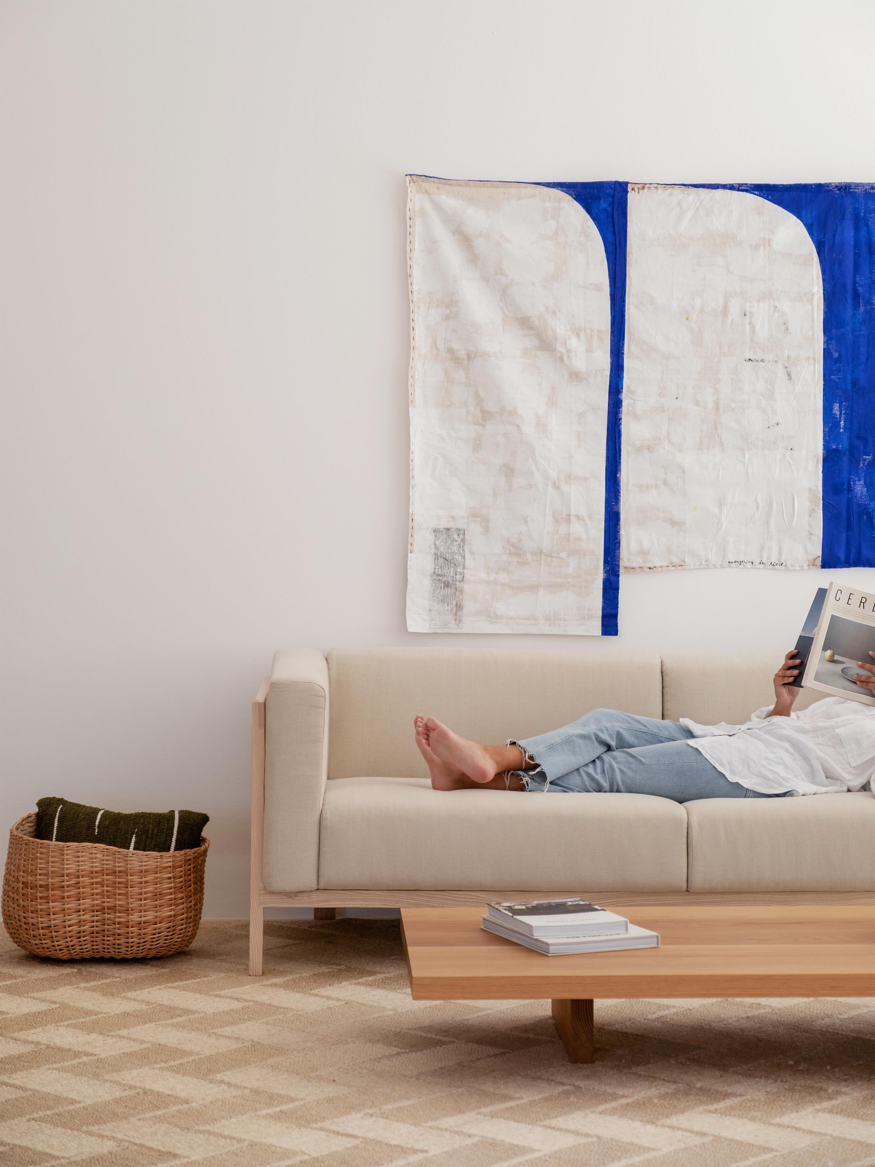Sofa minimaliste à trois places en frêne - tapissé de tissu en vente 2