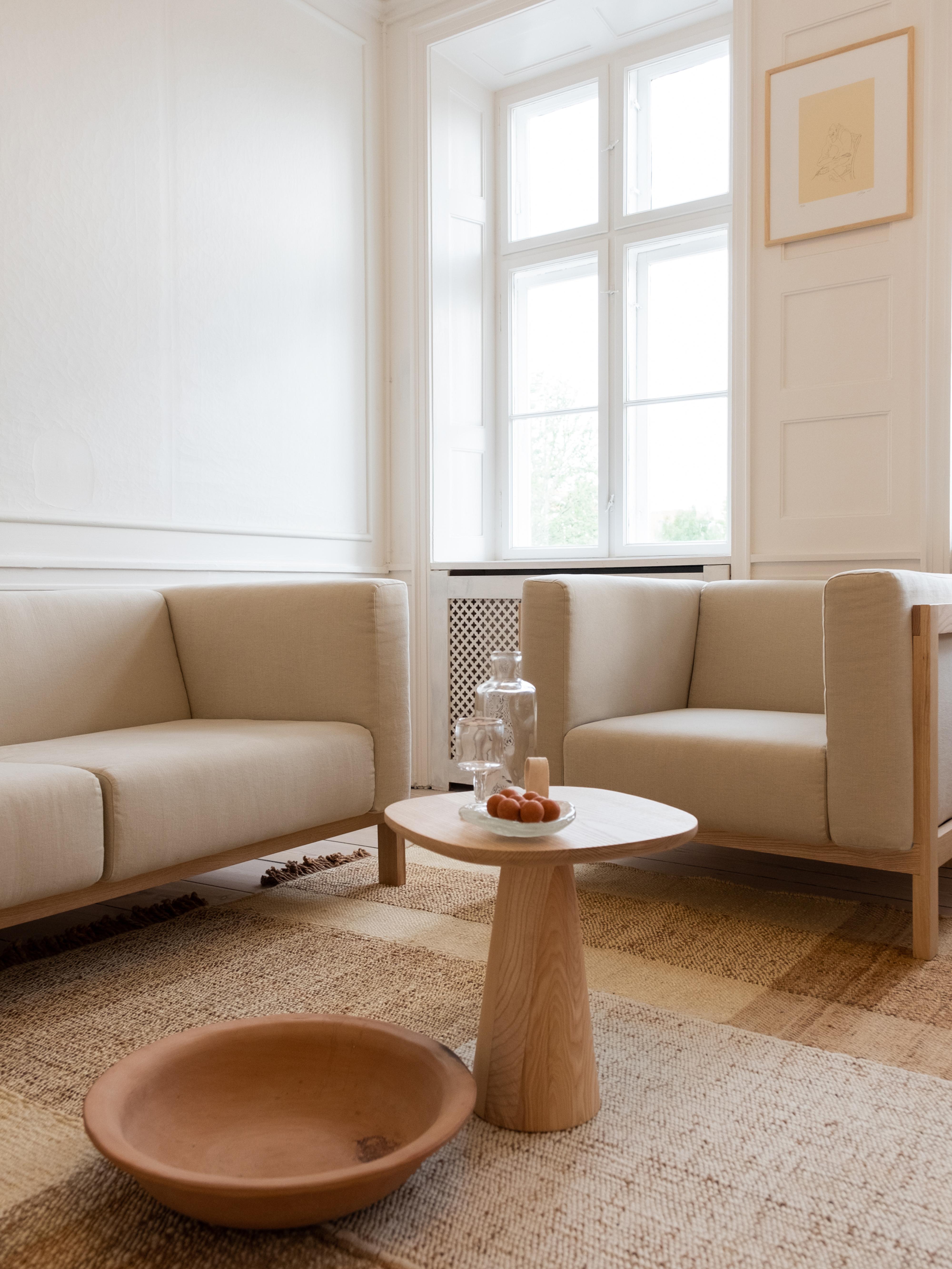Sofa minimaliste à trois places en frêne - tapissé de tissu en vente 3