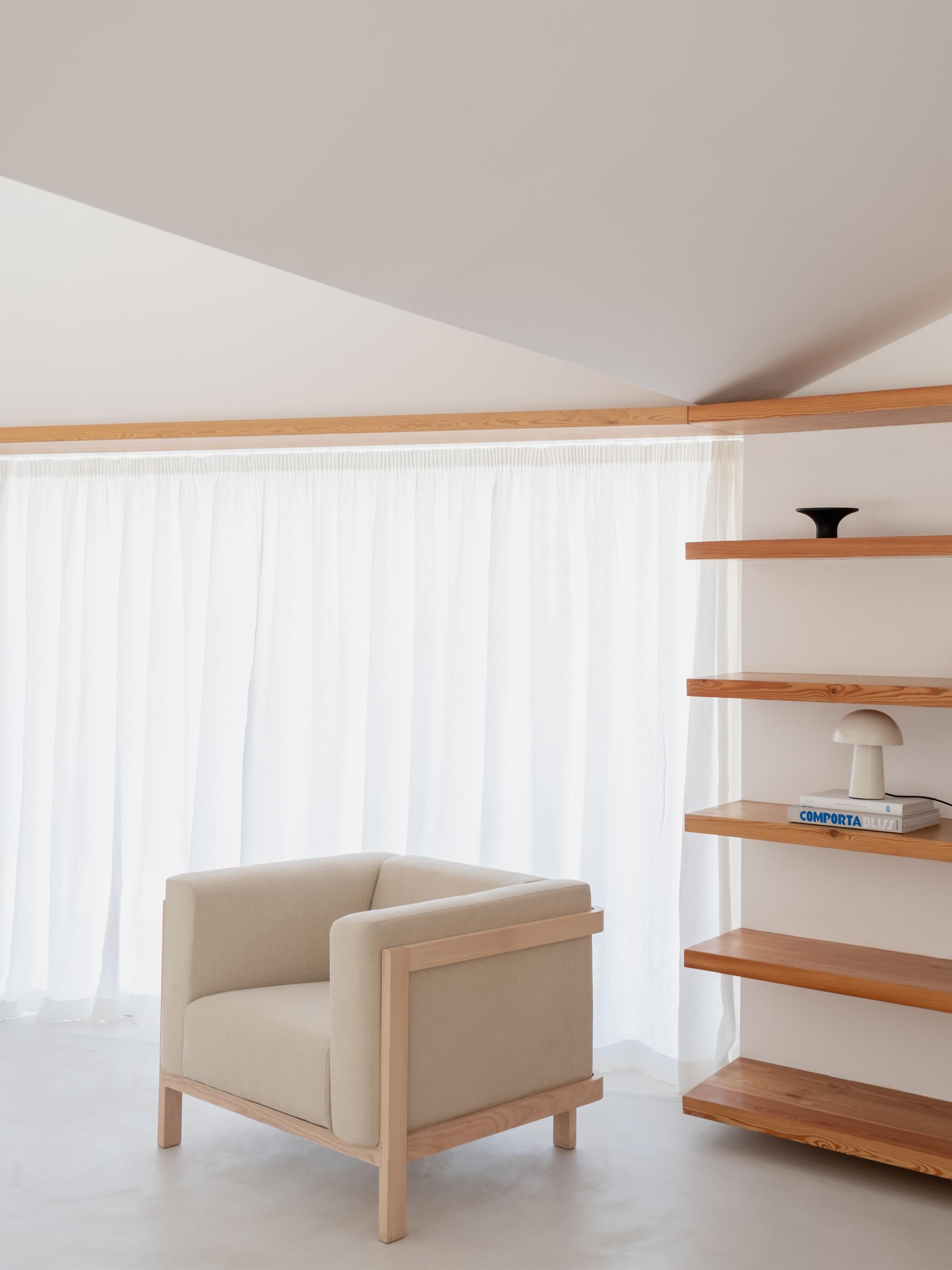 Sofa minimaliste à trois places en frêne - tapissé de tissu en vente 5