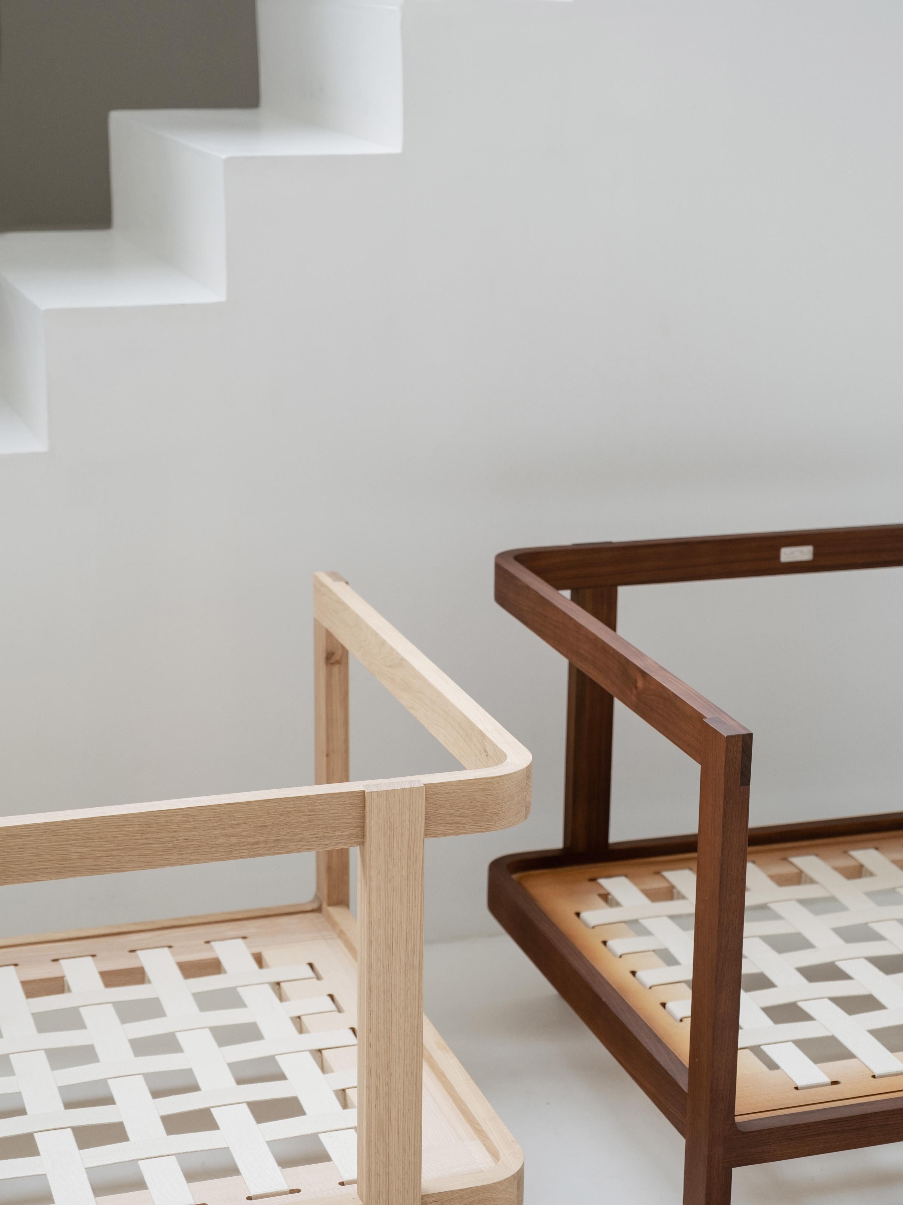 Sofa minimaliste à trois places en frêne - tapissé de tissu en vente 9