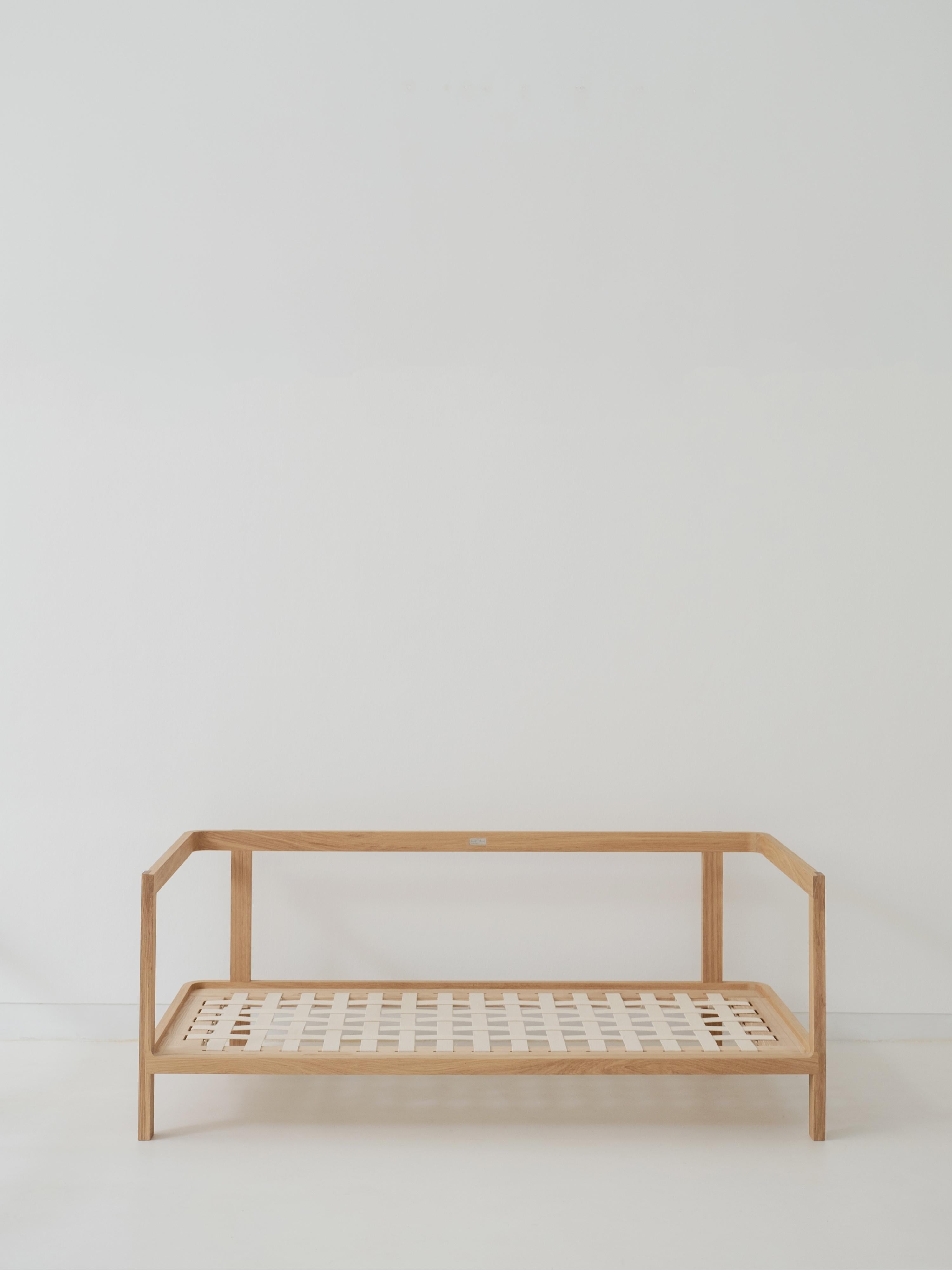 Sofa minimaliste à trois places en frêne - tapissé de tissu en vente 11
