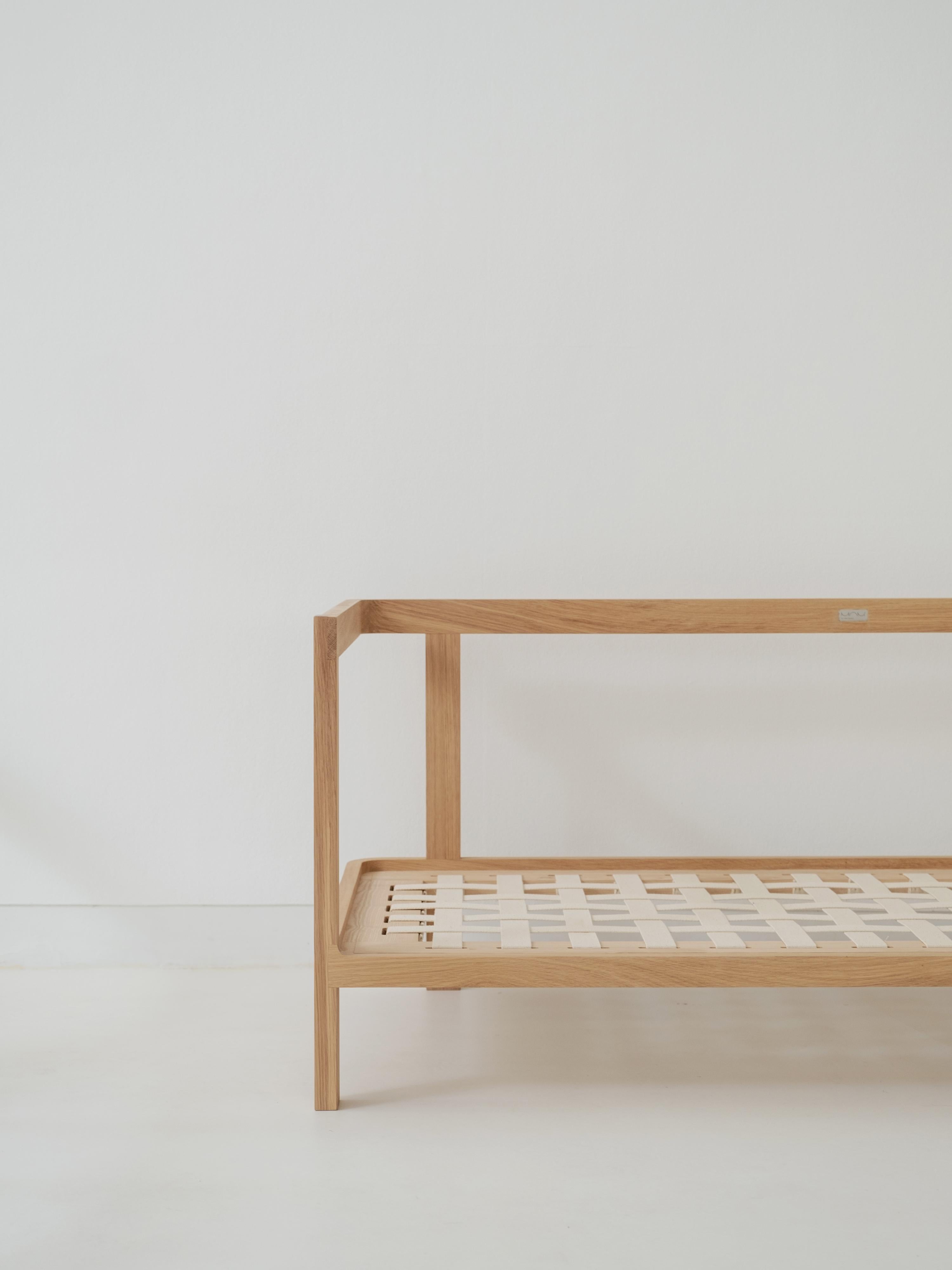 Sofa minimaliste à trois places en frêne - tapissé de tissu en vente 12