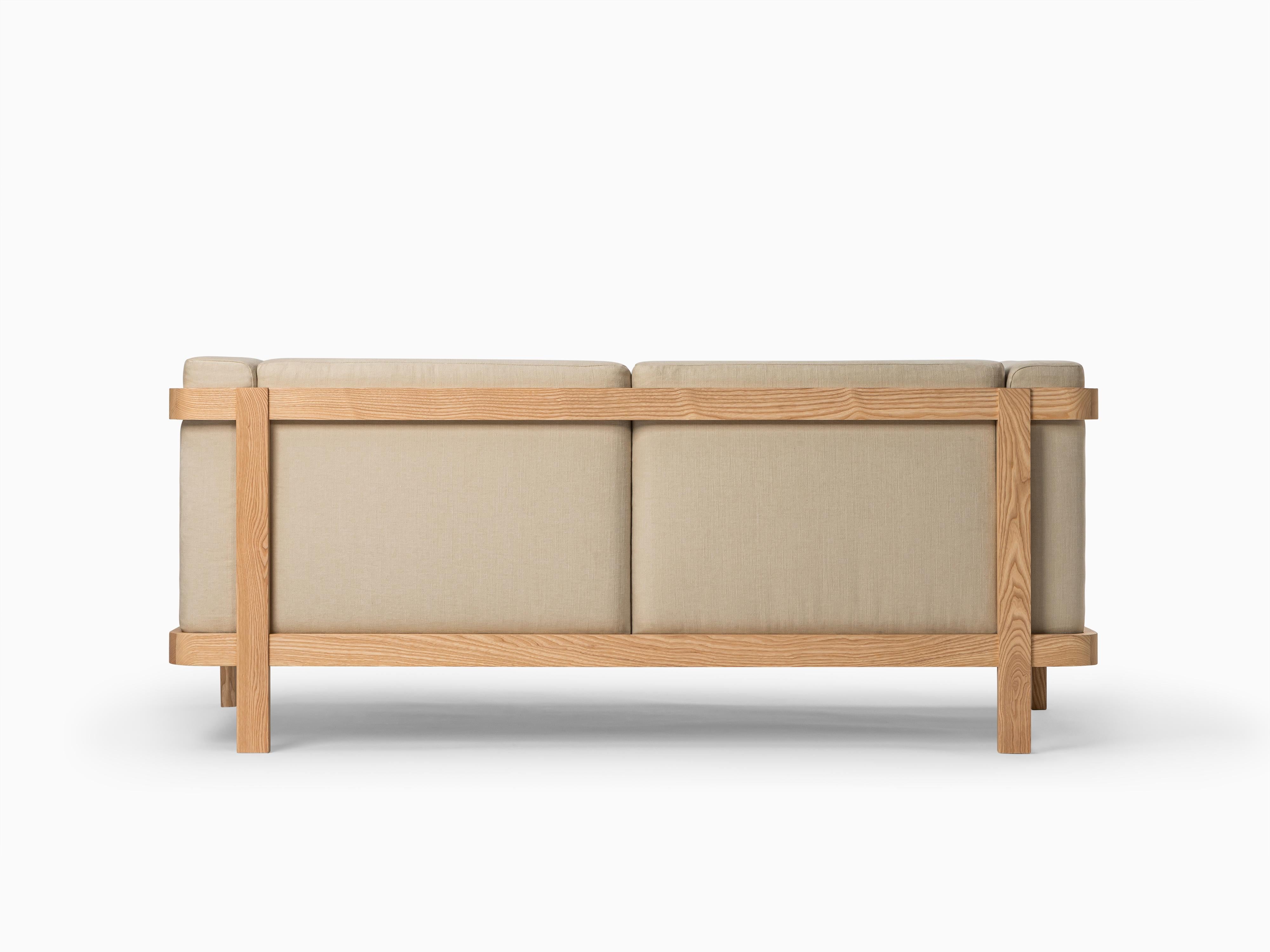 Moderne Sofa minimaliste à trois places en frêne - tapissé de tissu en vente
