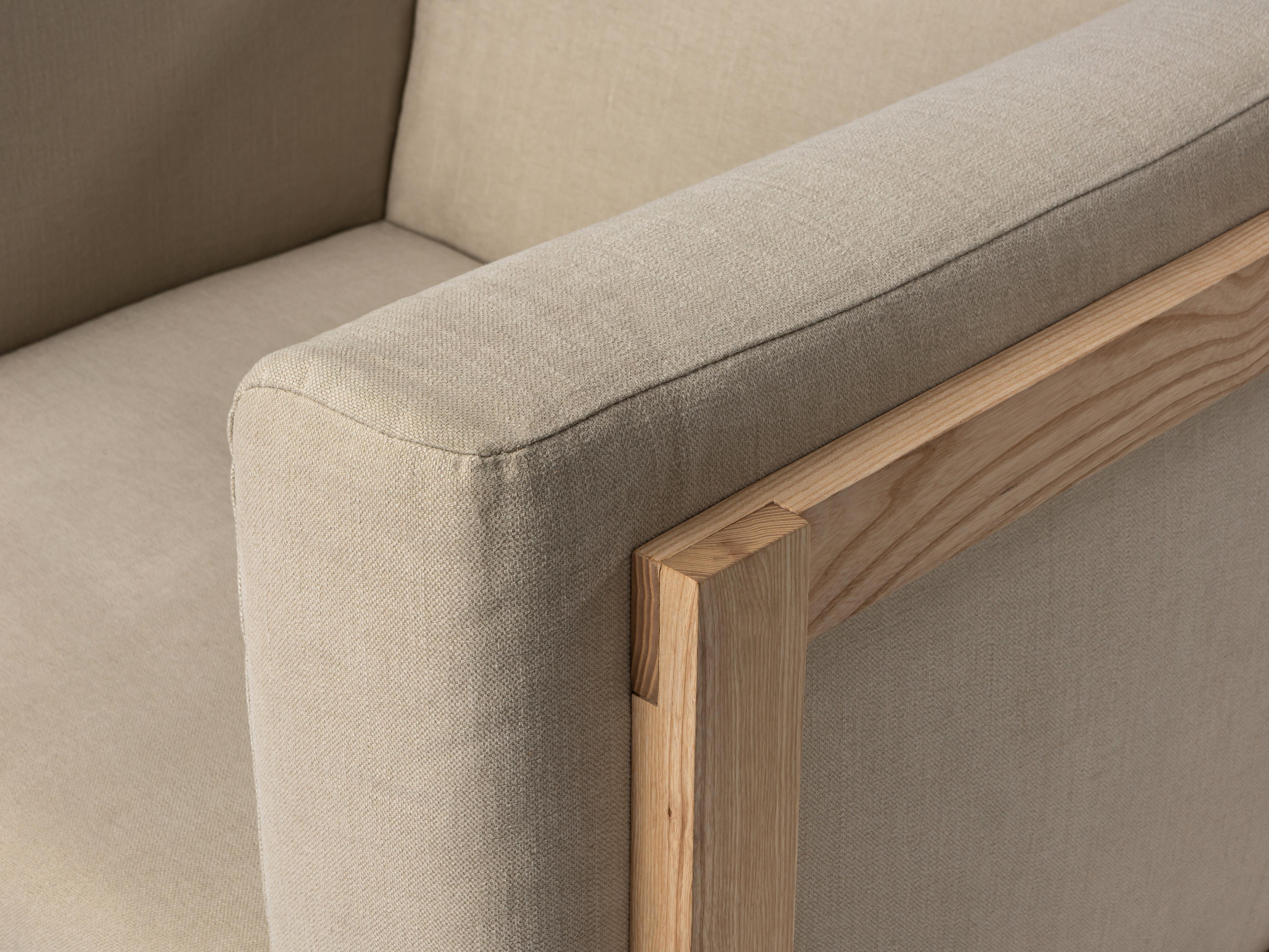 Fait main Sofa minimaliste à trois places en frêne - tapissé de tissu en vente